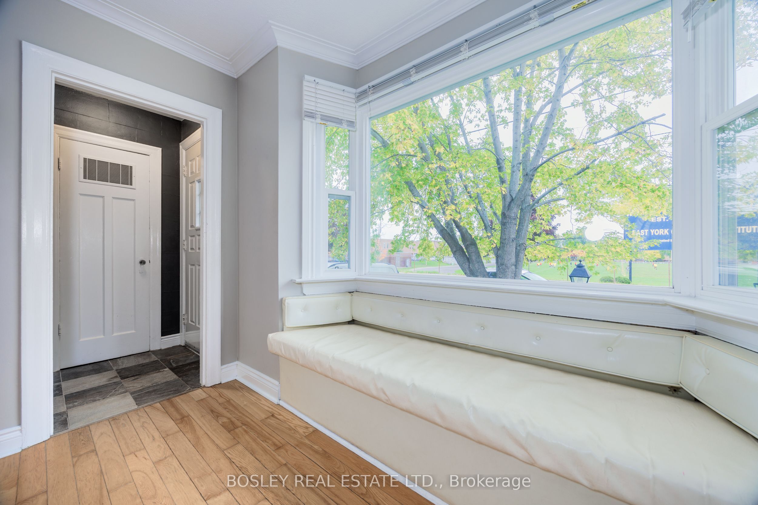 651 Cosburn Avenue, Toronto, ON M4C 2V1 photo 3