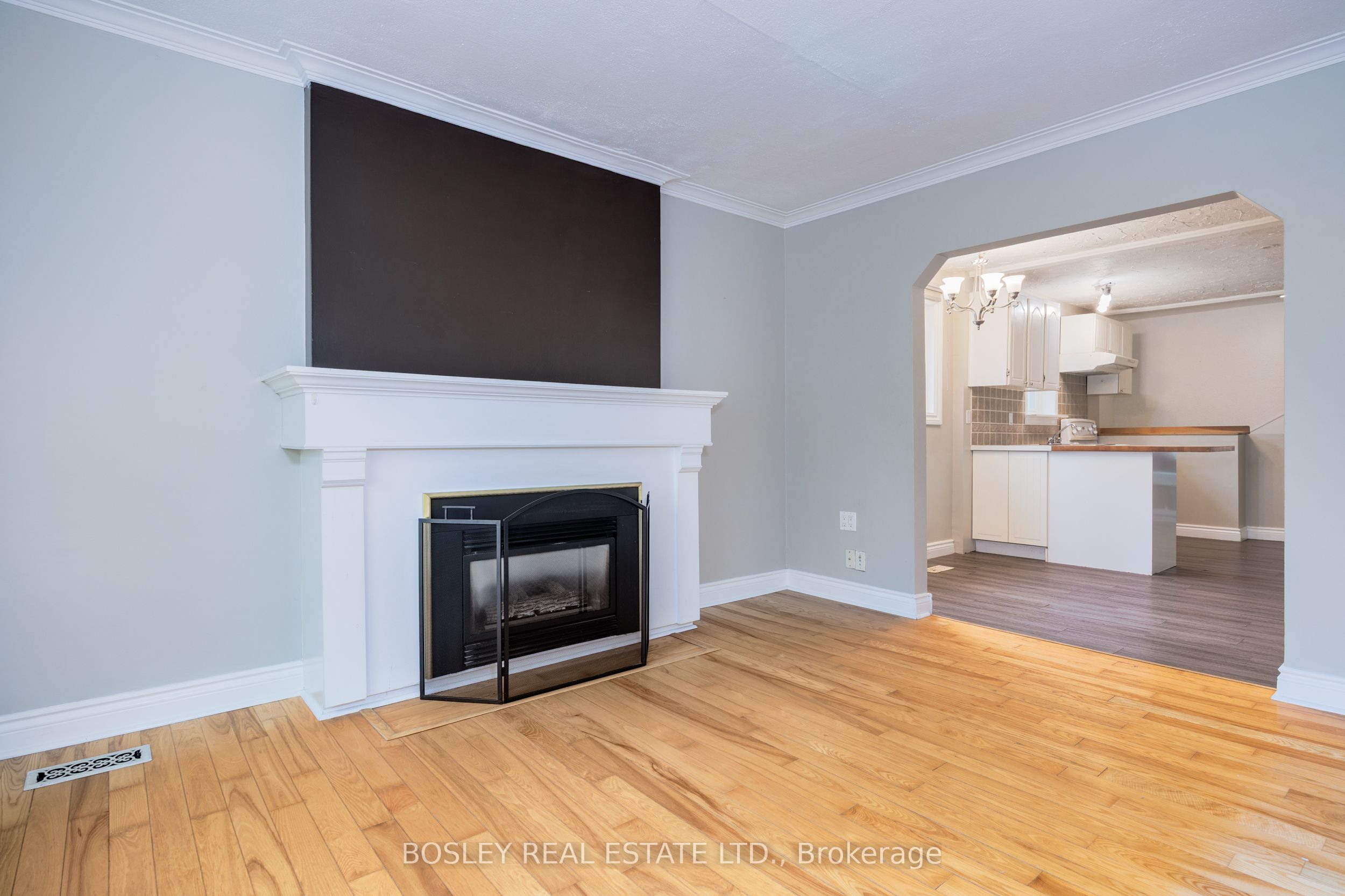 651 Cosburn Avenue, Toronto, ON M4C 2V1 photo 5