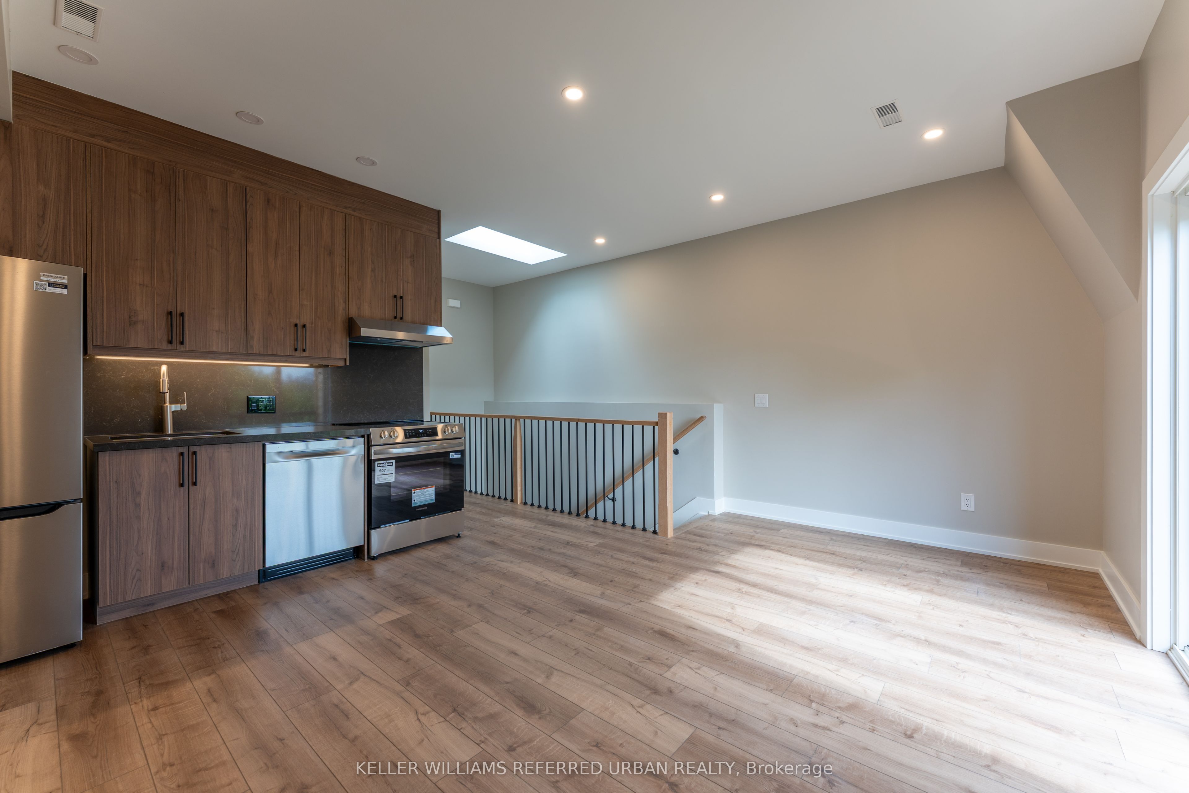 352 Jones Avenue 4, Toronto, ON M4J 3G3 photo 2