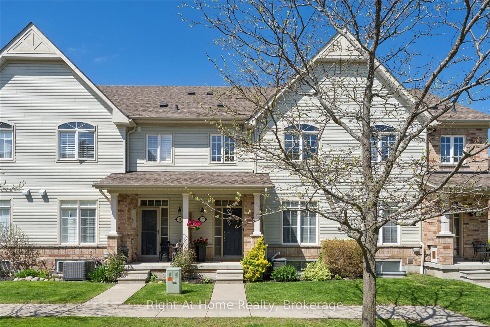 17 Wicker Park Way, Whitby, ON L1R 0C8