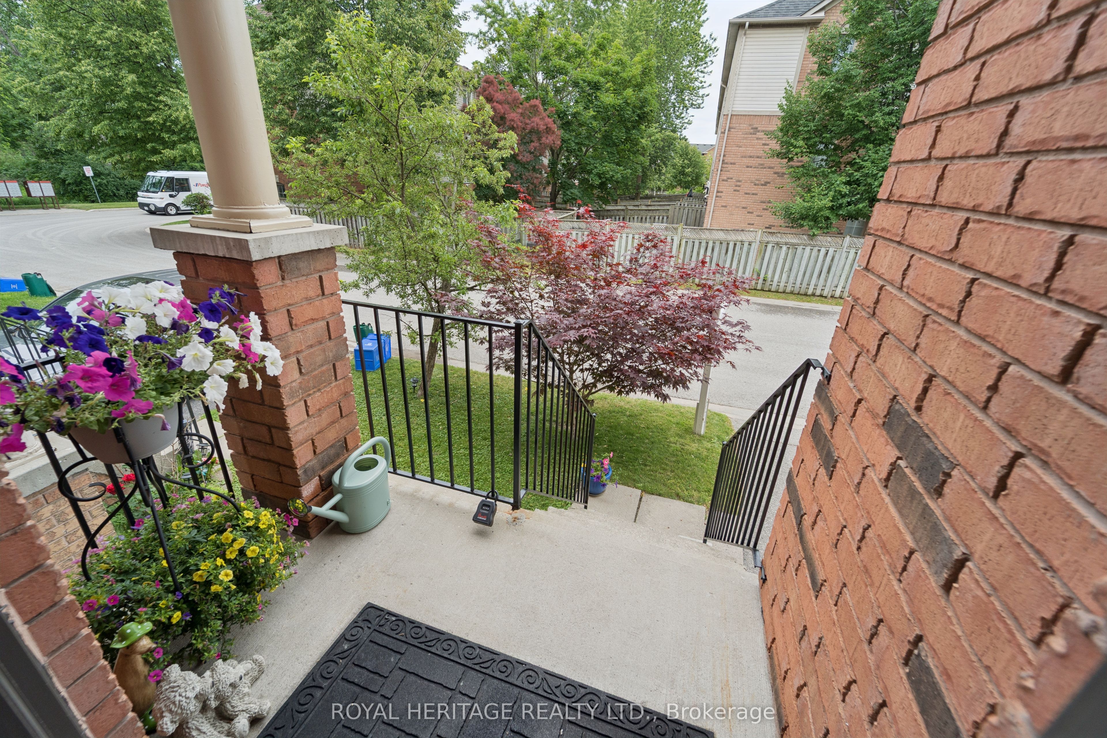 35 Aspen Park Way, Whitby, ON L1N 9M6