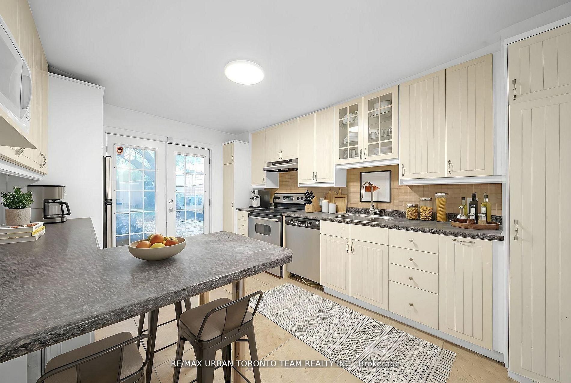 880 Dundas Street E Main, Toronto, ON M4M 1R3 photo 3