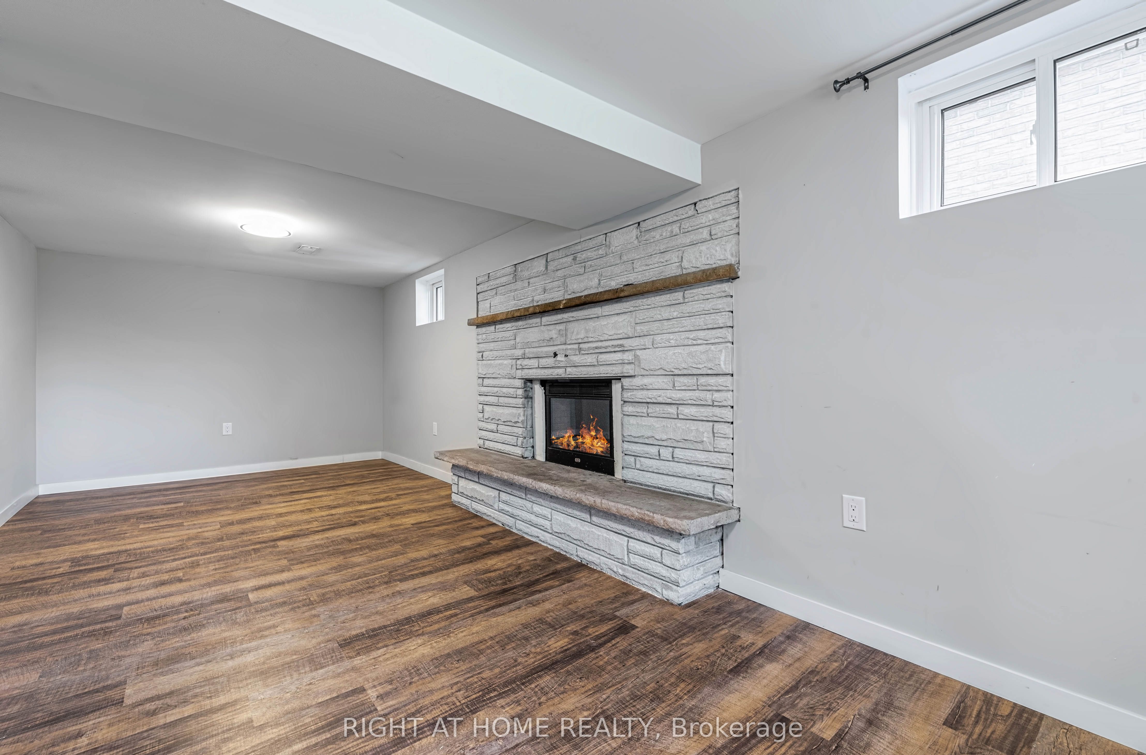 297 Geneva Avenue Lower, Oshawa, ON L1J 1L9 photo 2