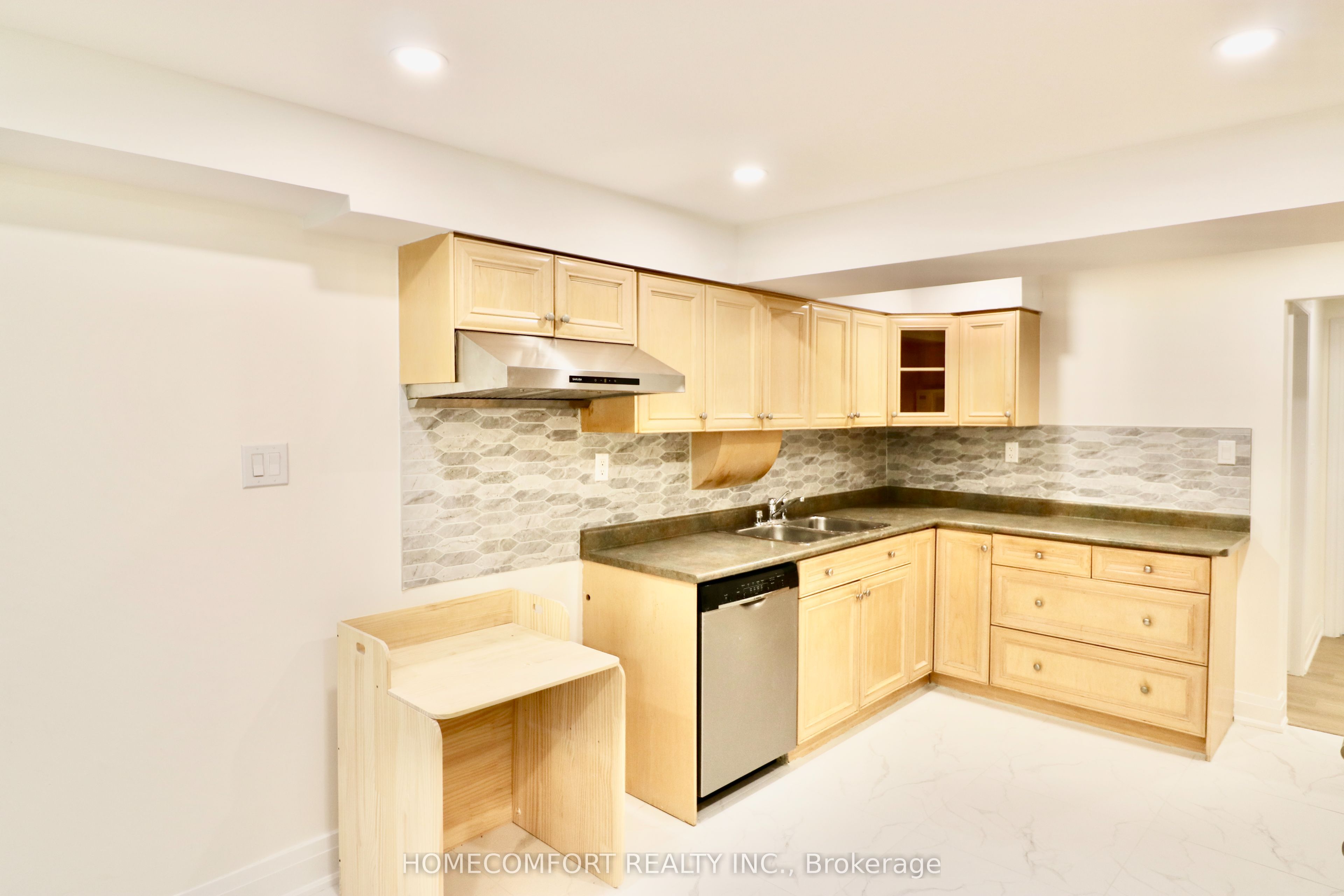 69 Fairglen Avenue Semi Basement, Toronto, ON M1T 1G8 photo 3