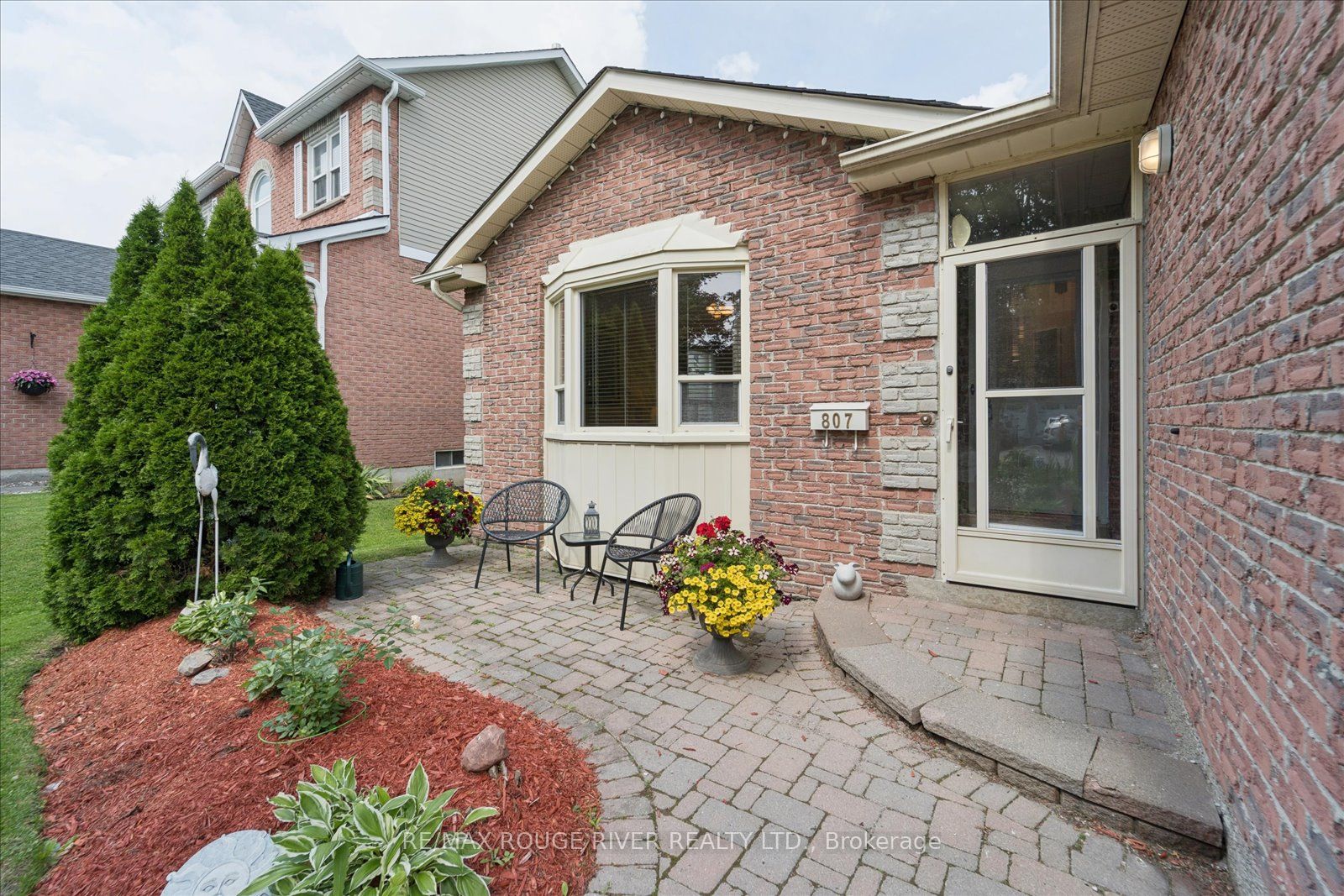 807 Red Maple Court, Whitby, ON L1N 7V7 photo 2