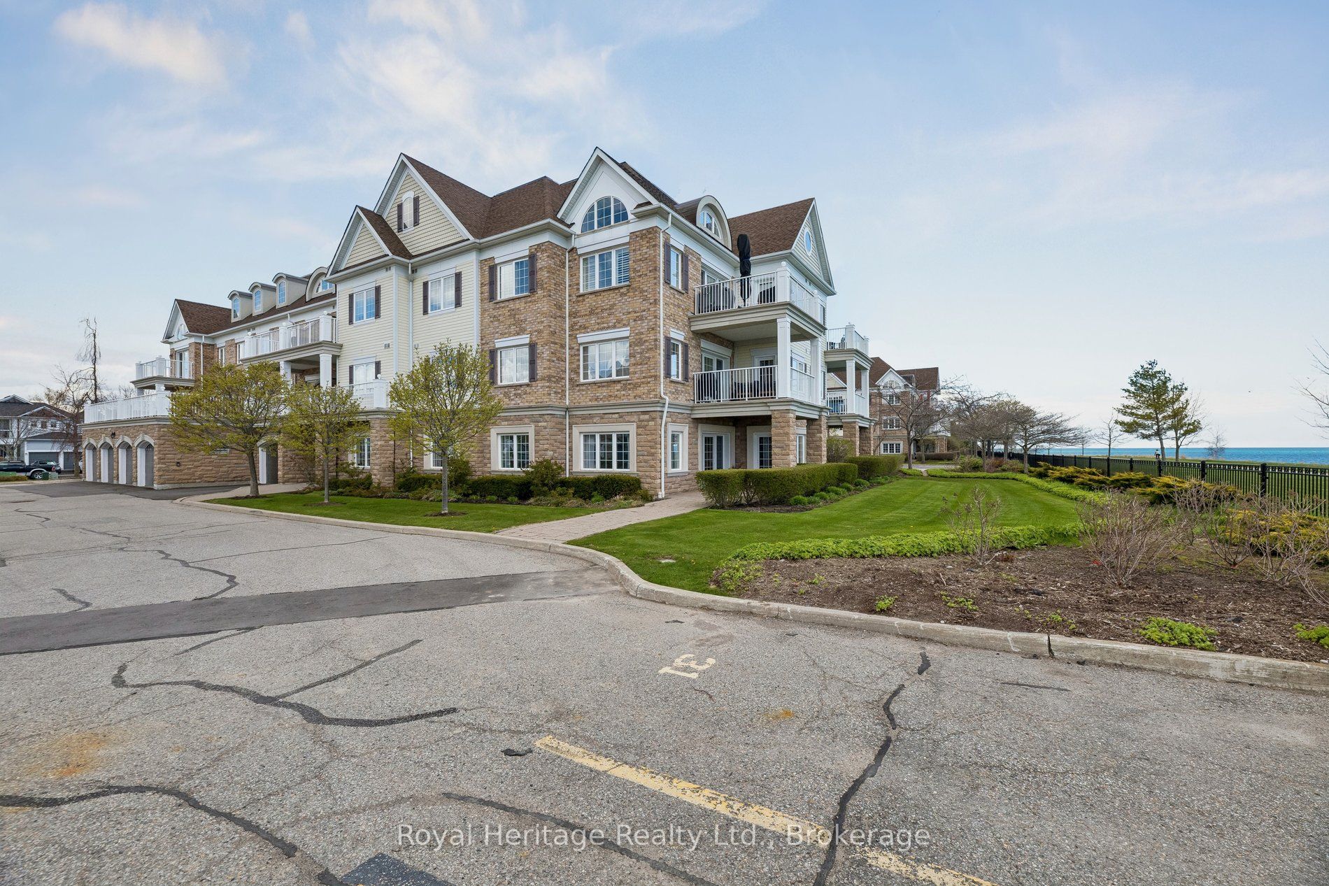 385 Lakebreeze Drive 101, Clarington, ON L1B 1P5
