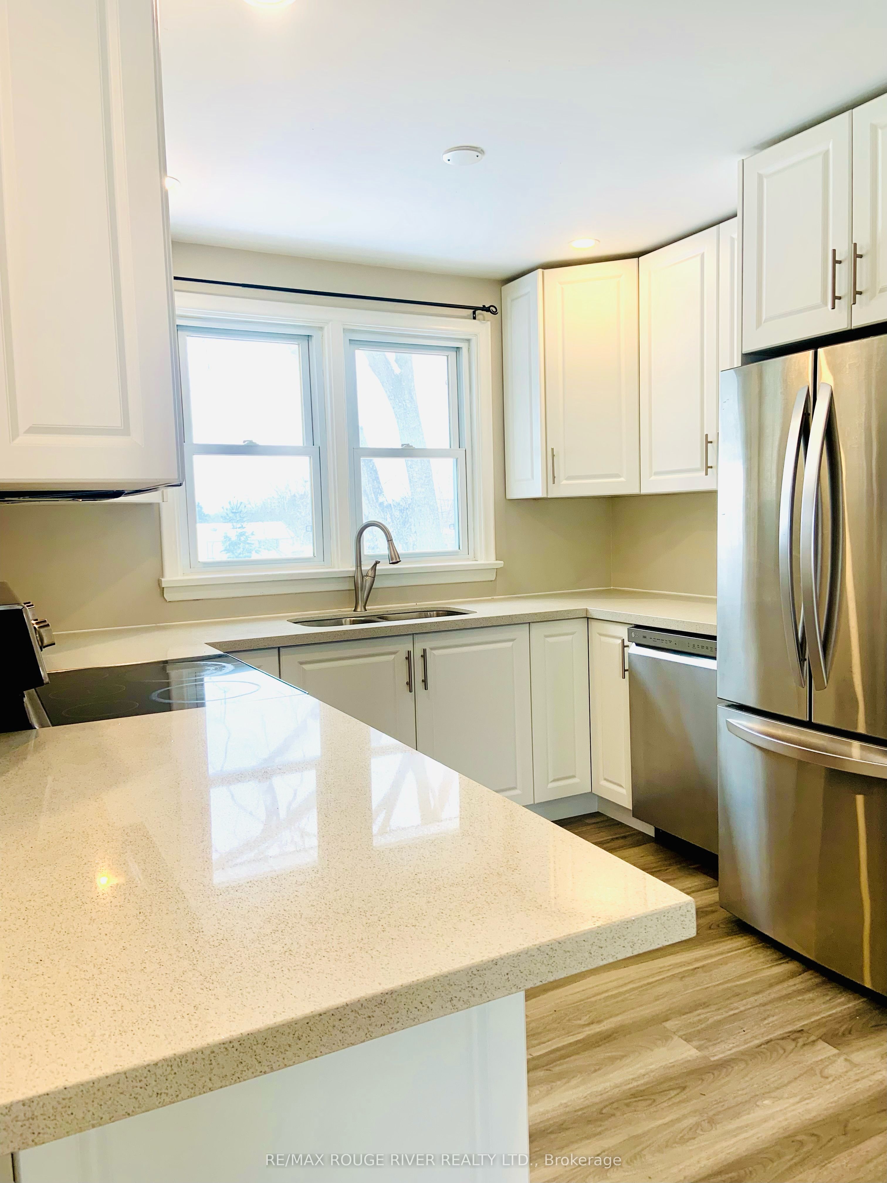 513 Rossland Road E Upper, Oshawa, ON L1G 2X4