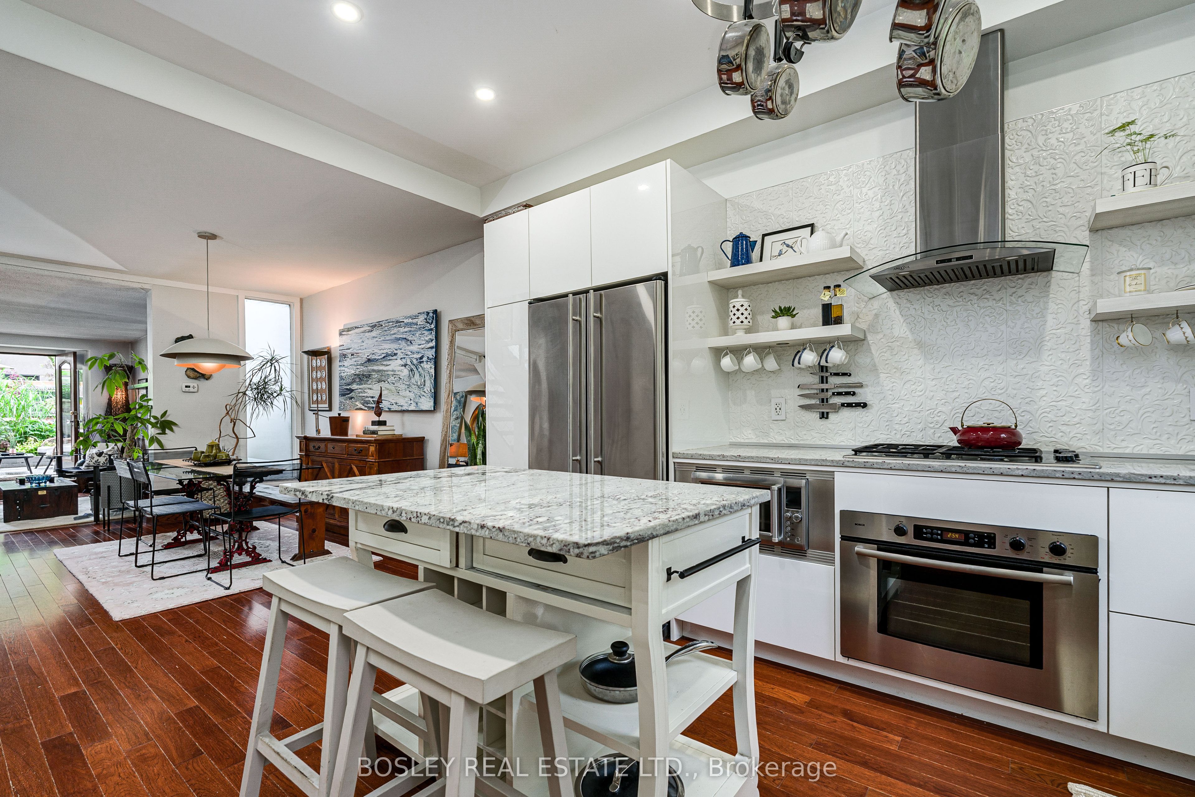 16 Blong Avenue, Toronto, ON M4M 1P2 photo 2