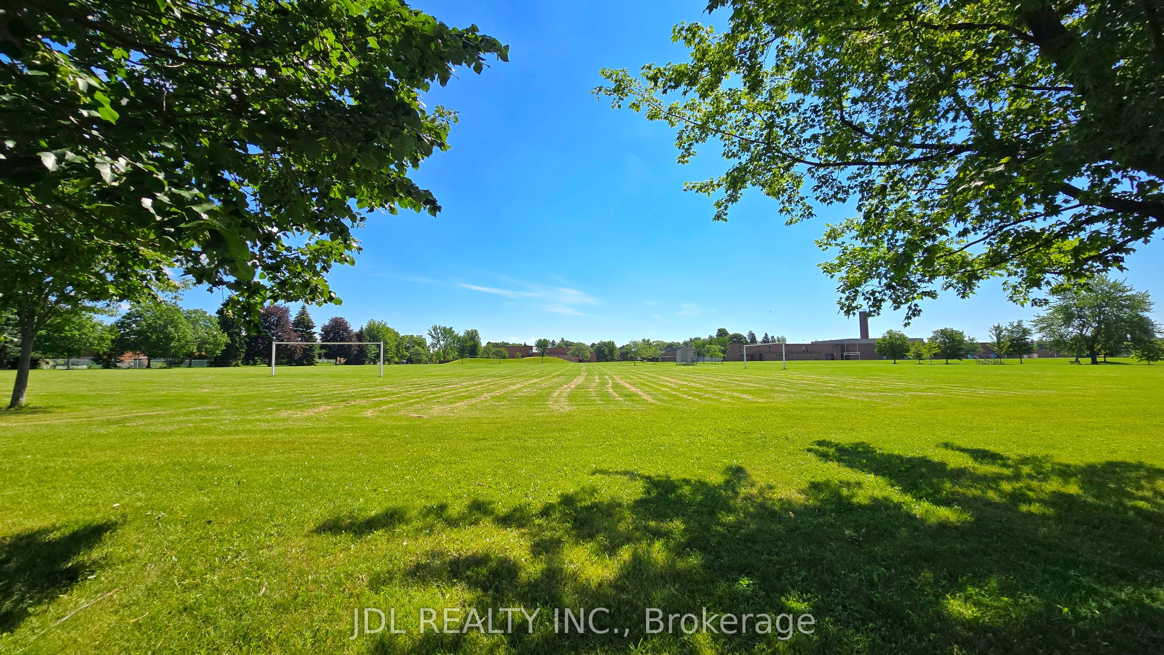 233 Fairglen Avenue, Toronto, ON M1W 1A9 photo 2