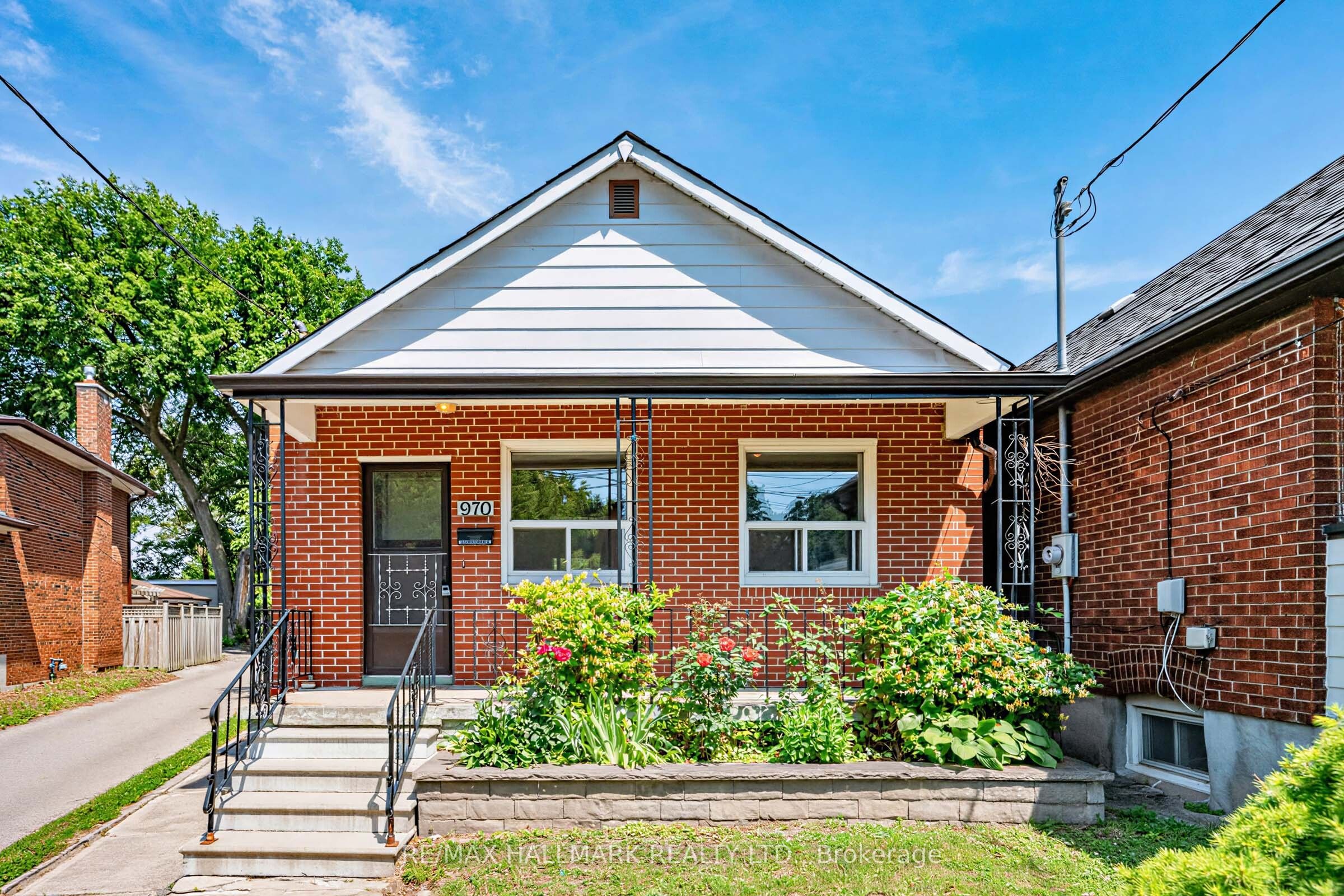 970 Cosburn Avenue, Toronto, ON M4C 2W9 photo 3