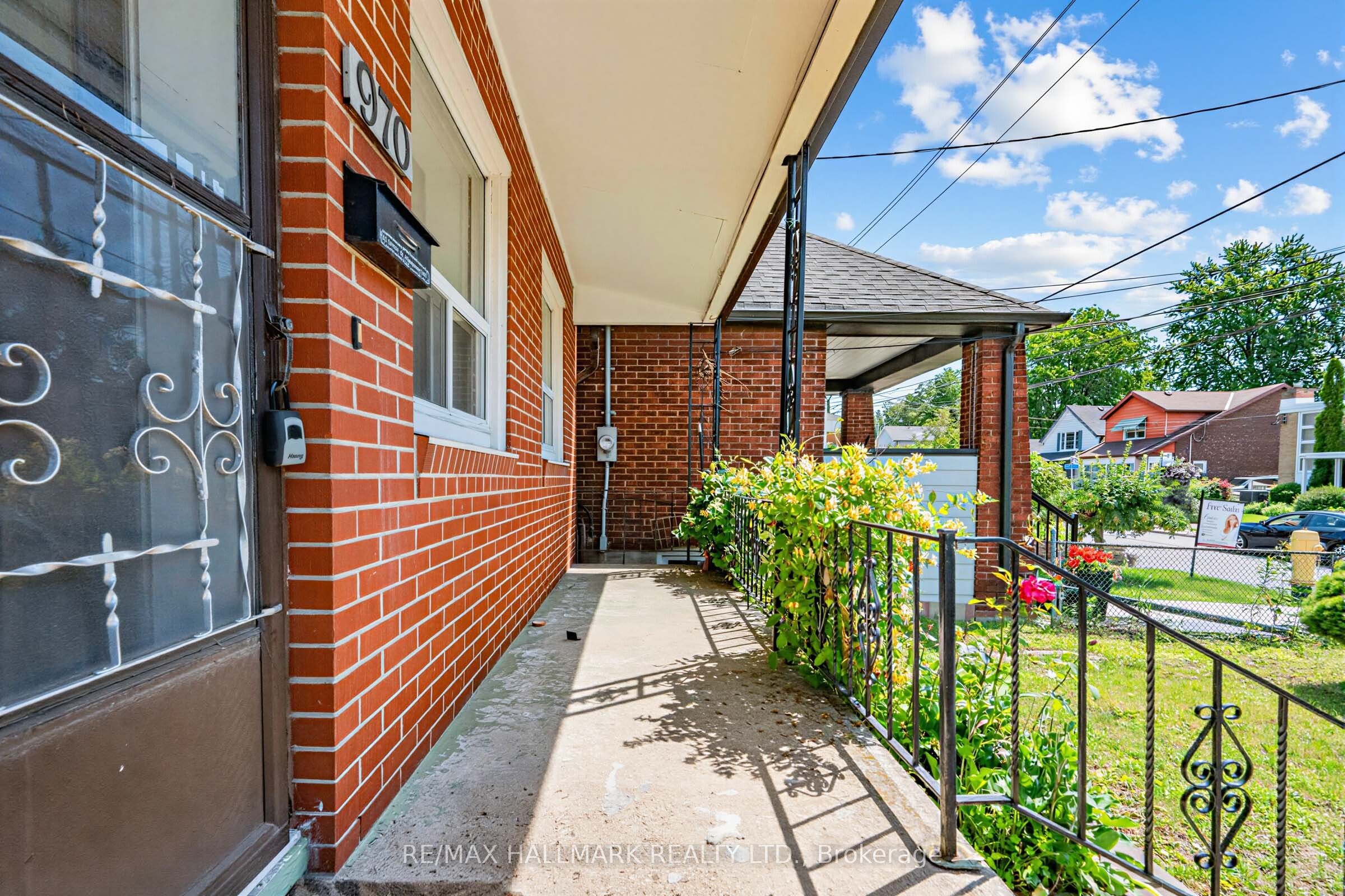 970 Cosburn Avenue, Toronto, ON M4C 2W9 photo 4