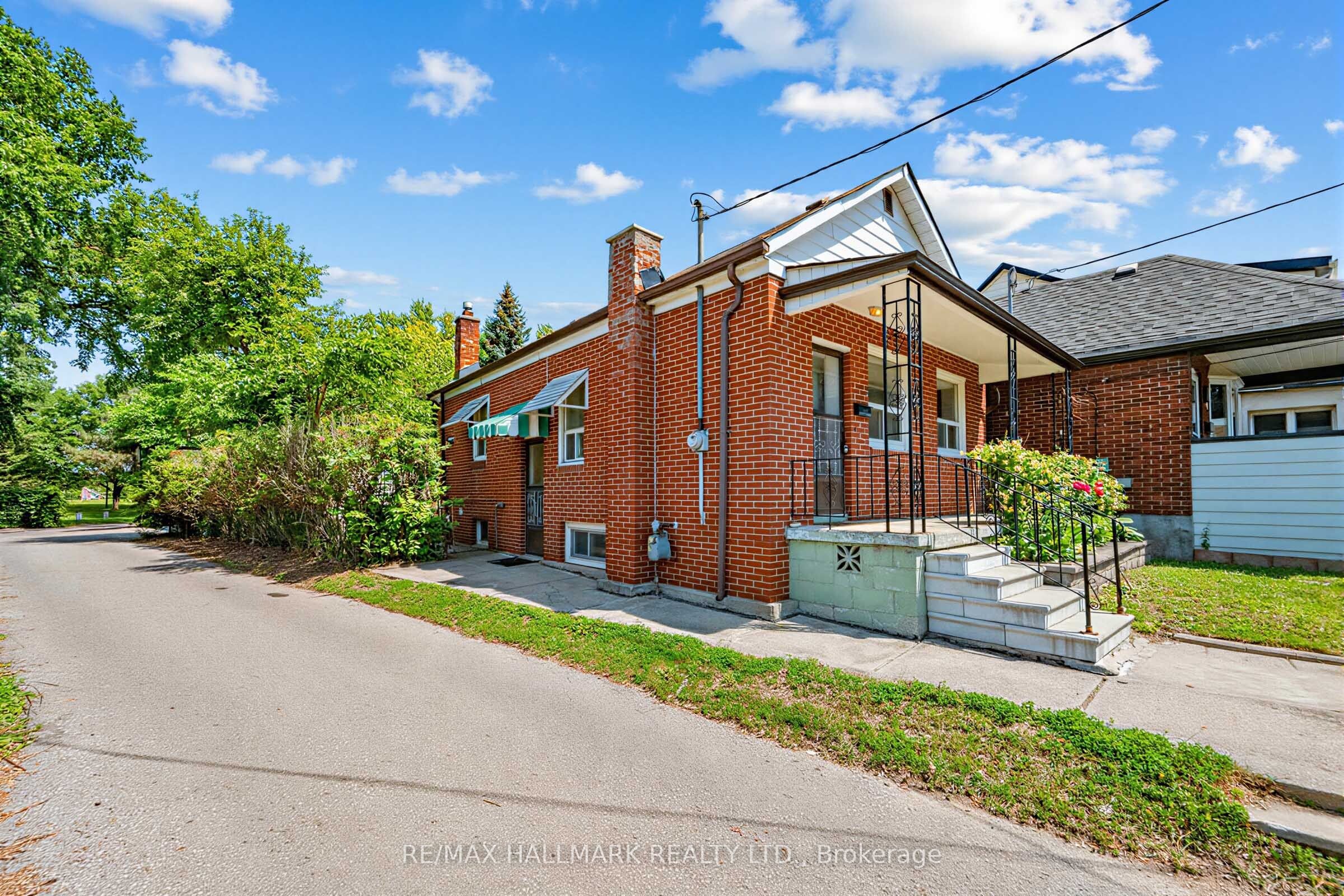 970 Cosburn Avenue, Toronto, ON M4C 2W9 photo 5