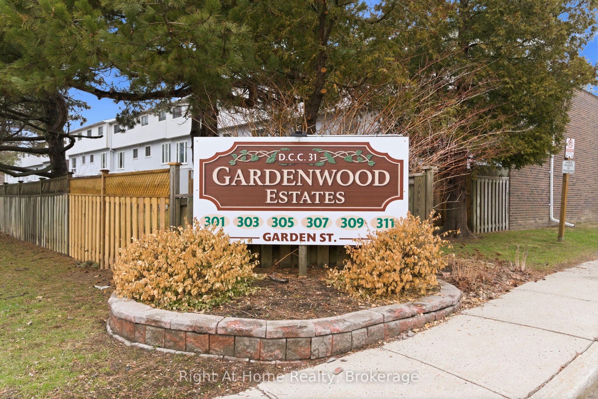303 Garden Street 12, Whitby, ON L1N 3W3 photo 3