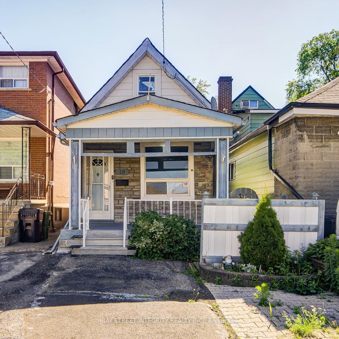 19 Robinson Avenue, Toronto, ON M1L 3S8 photo 2