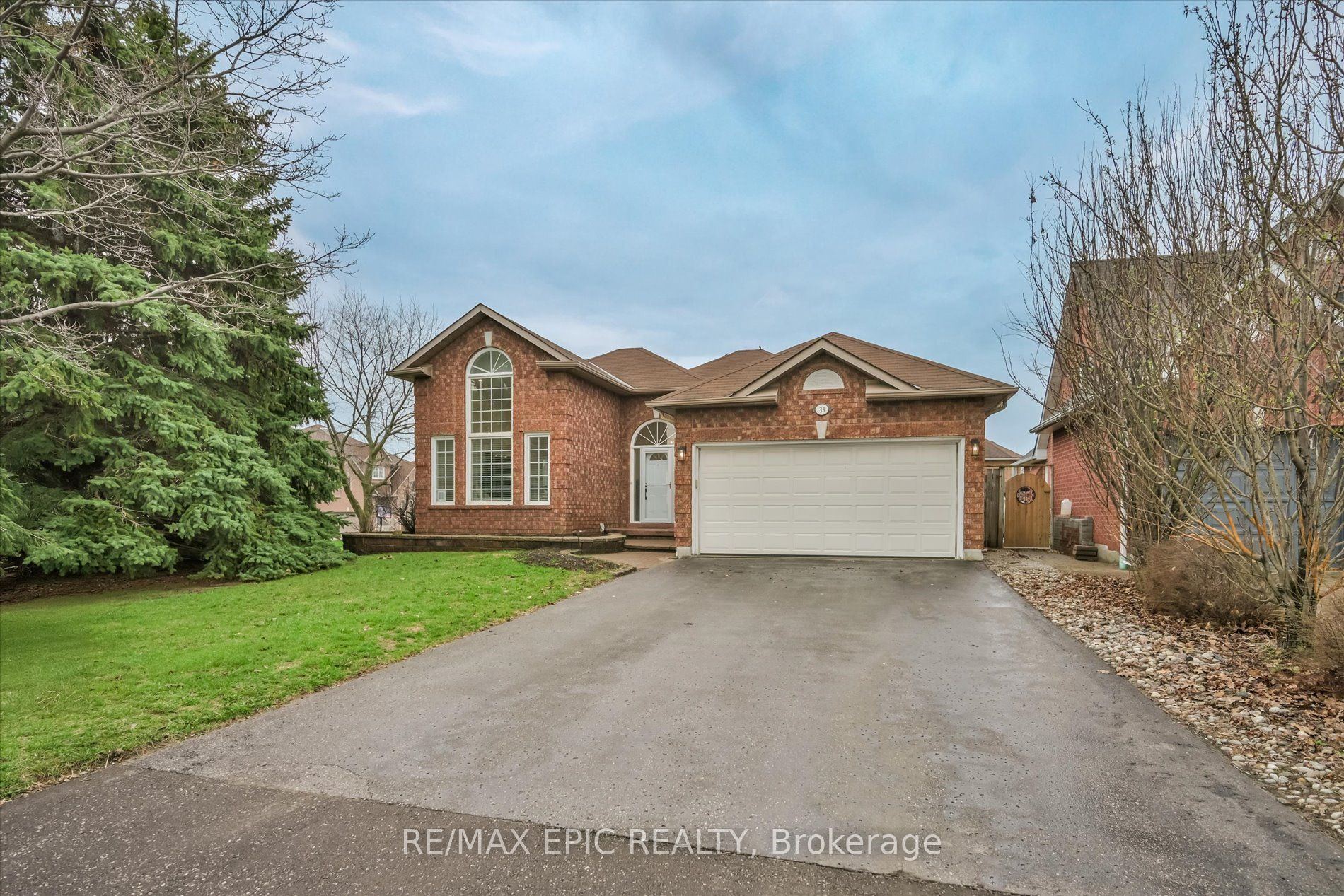 33 Emmett Place, Whitby, ON L1R 2B4 photo 2