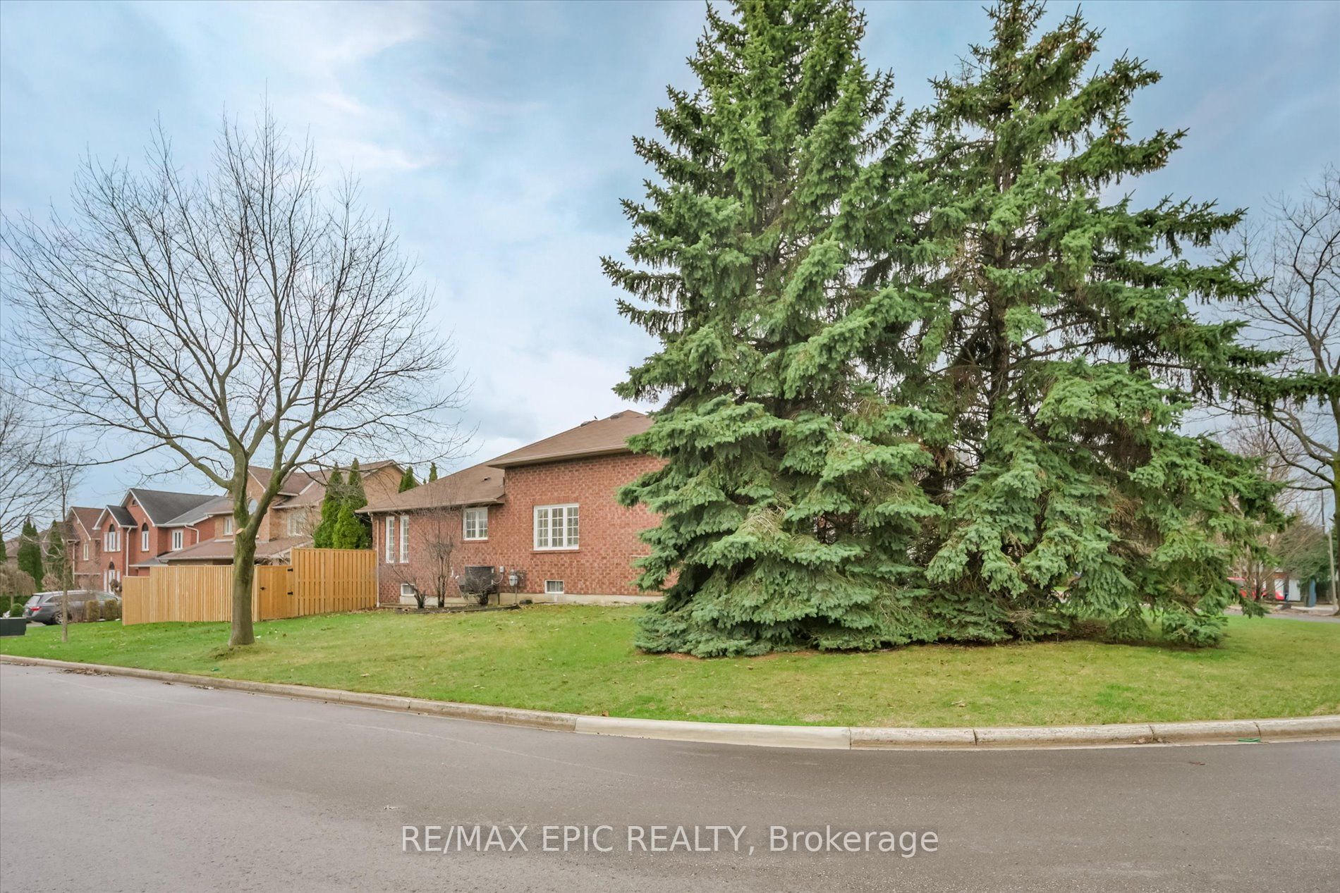 33 Emmett Place, Whitby, ON L1R 2B4 photo 3
