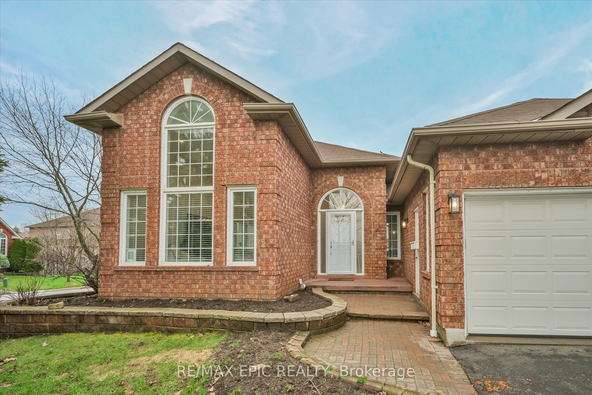33 Emmett Place, Whitby, ON L1R 2B4 photo 4