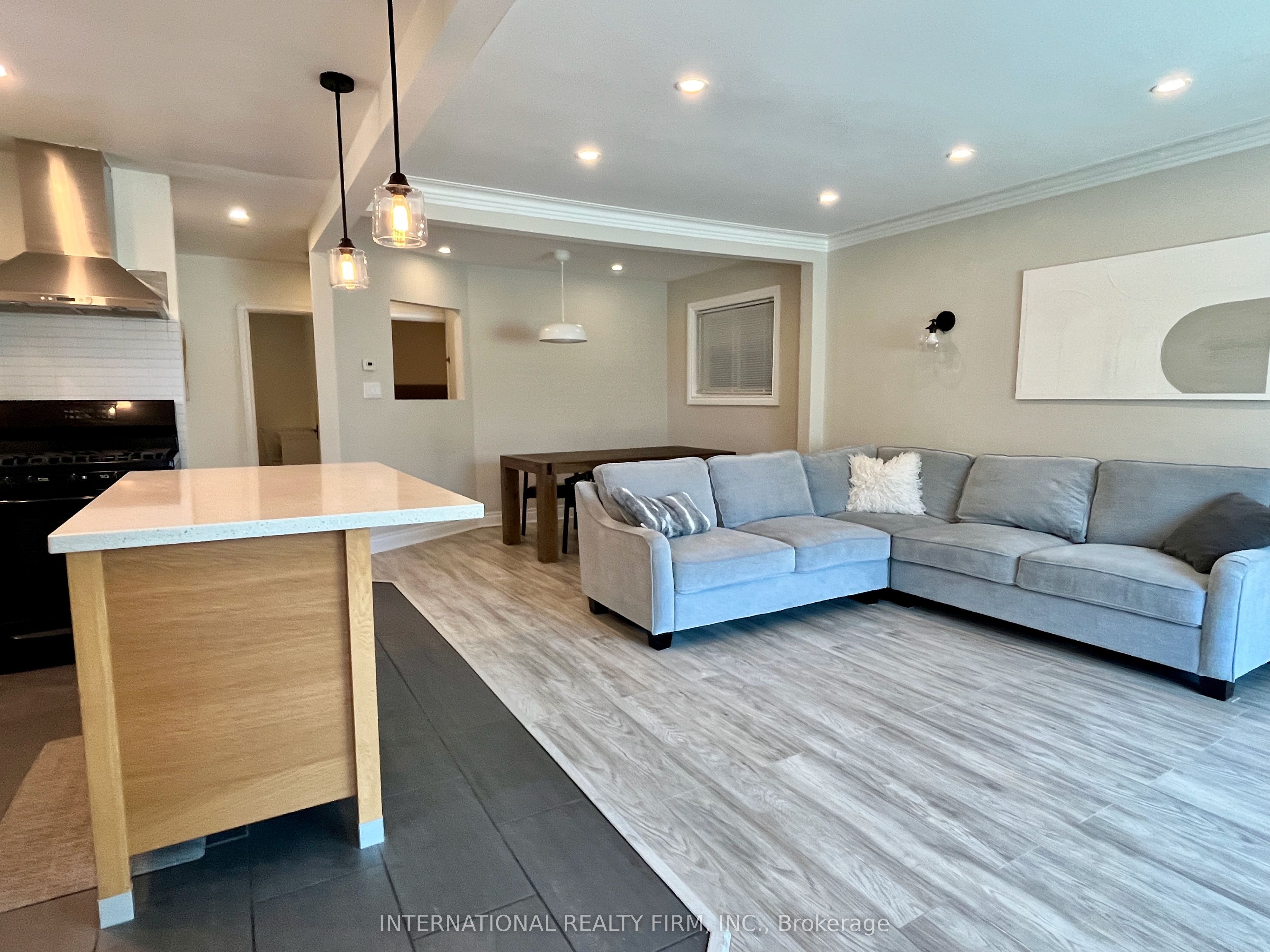 688 Sammon Avenue, Toronto, ON M4C 2E4 photo 2