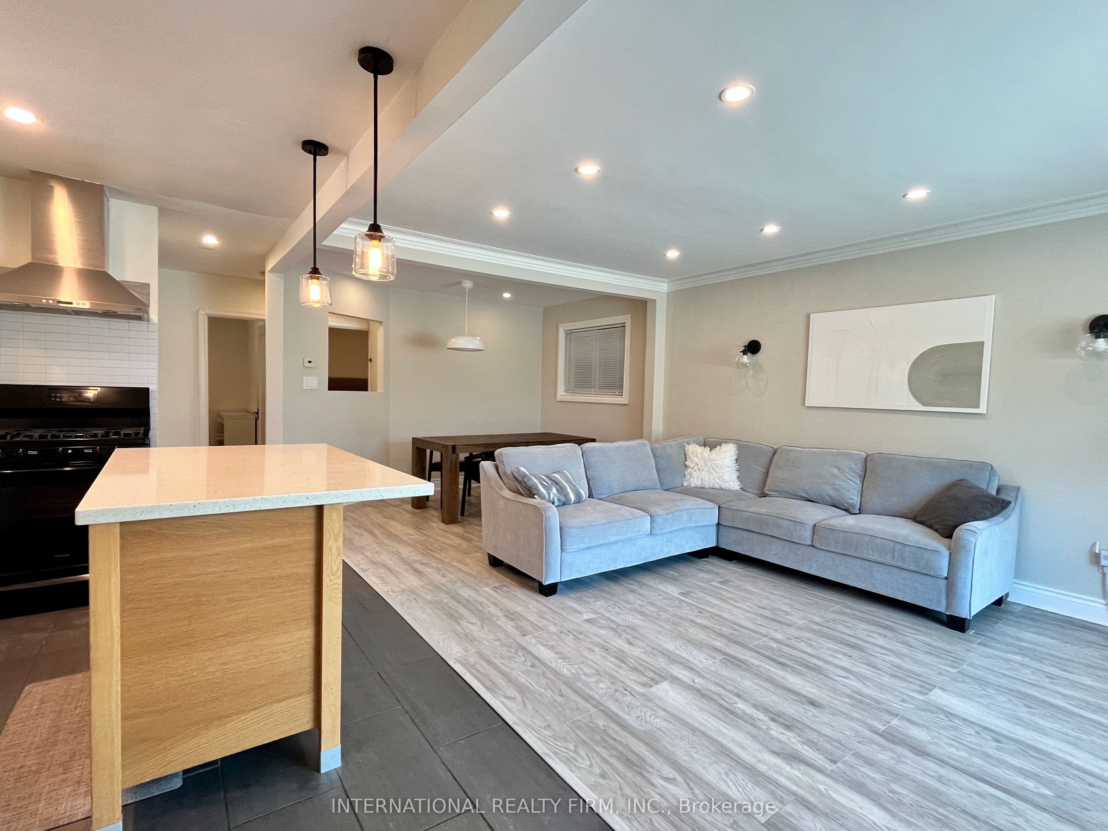 688 Sammon Avenue, Toronto, ON M4C 2E4 photo 3