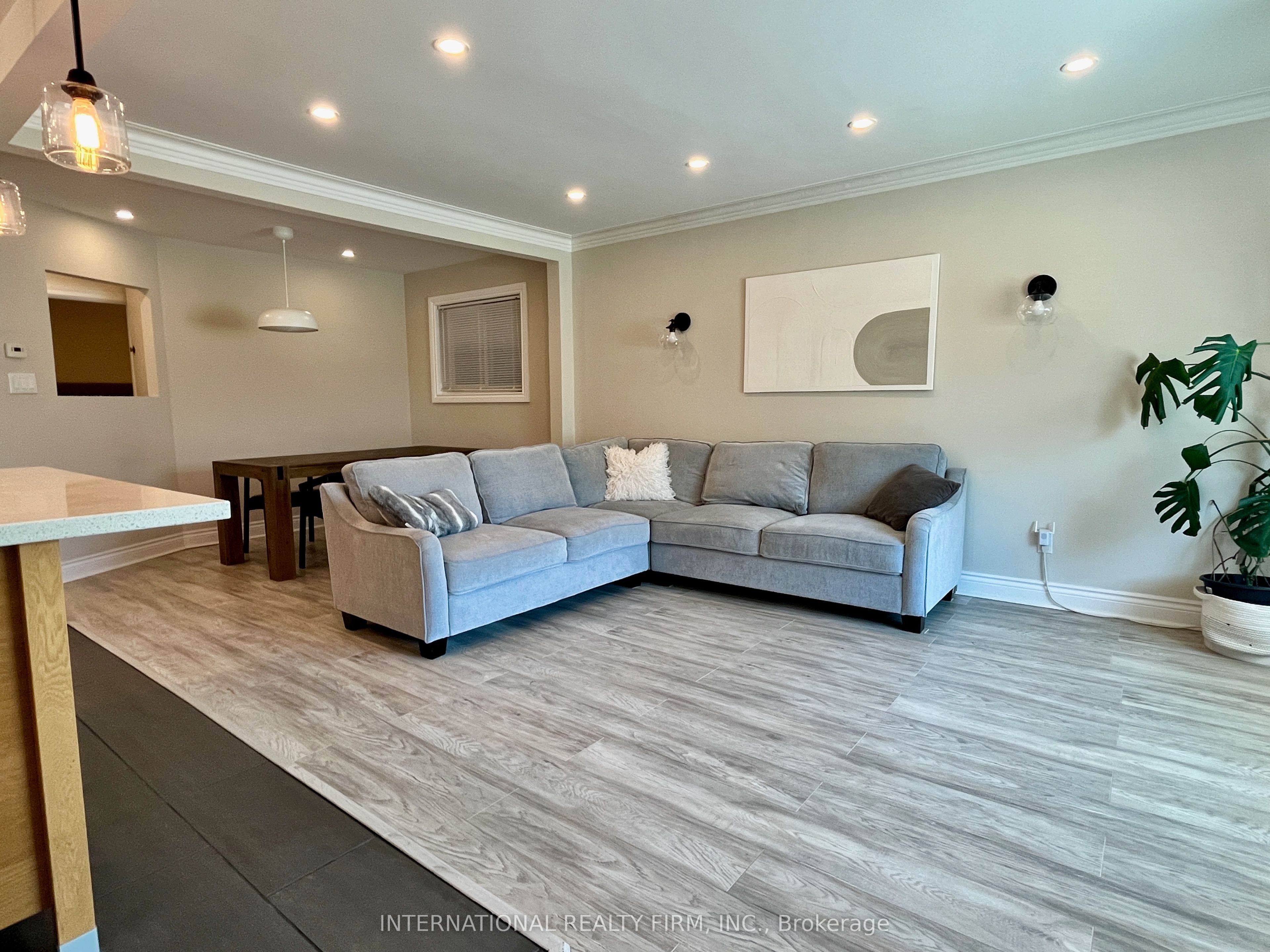 688 Sammon Avenue, Toronto, ON M4C 2E4 photo 4