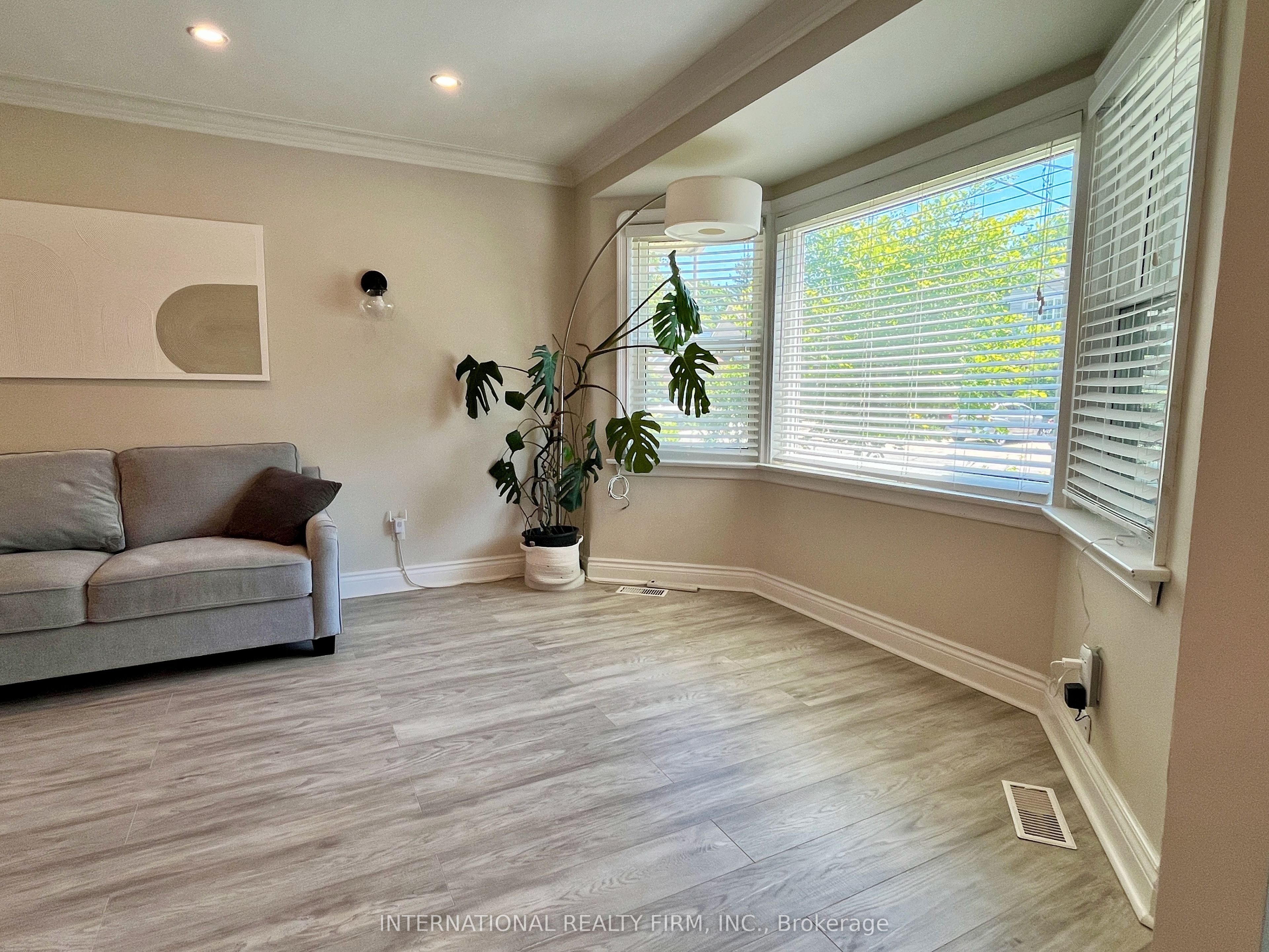 688 Sammon Avenue, Toronto, ON M4C 2E4 photo 5