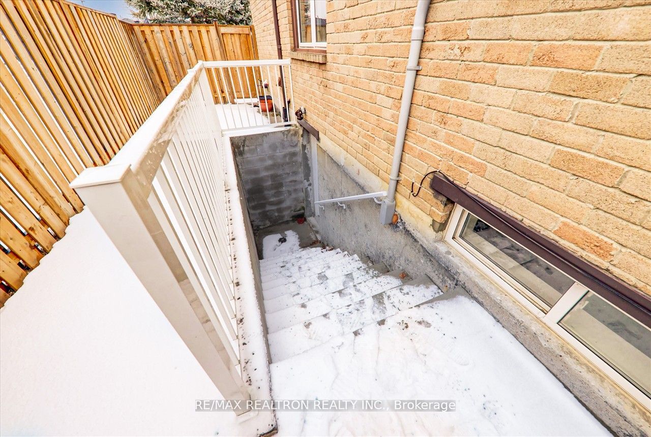 635 BECKWORTH Square BSMT, Pickering, ON L1V 3X3 photo 3