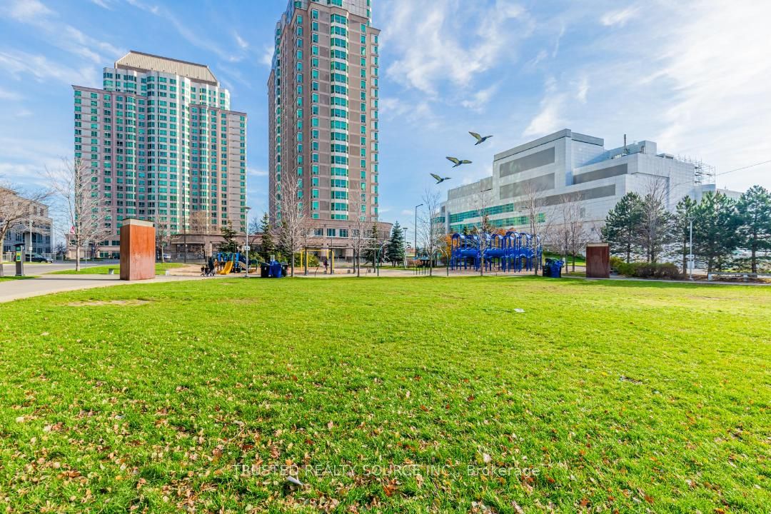 38 Lee Centre Drive 906, Toronto, ON M1H 3J7 photo 2