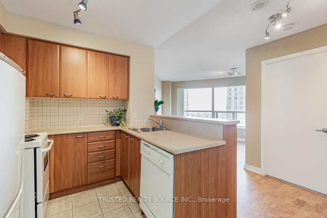 38 Lee Centre Drive 906, Toronto, ON M1H 3J7 photo 4
