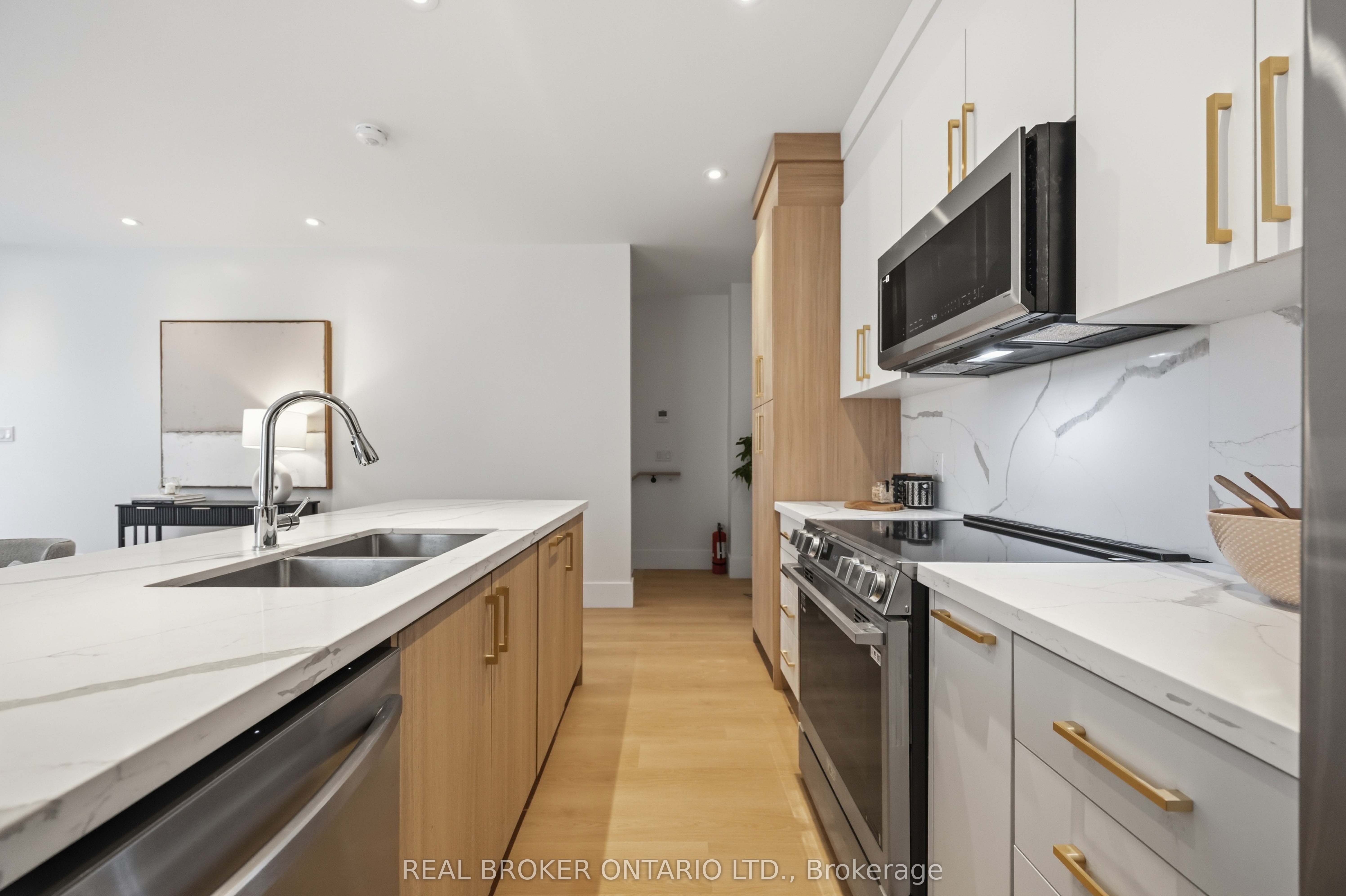 102 Boultbee Avenue C, Toronto, ON M4J 1B3 photo 2