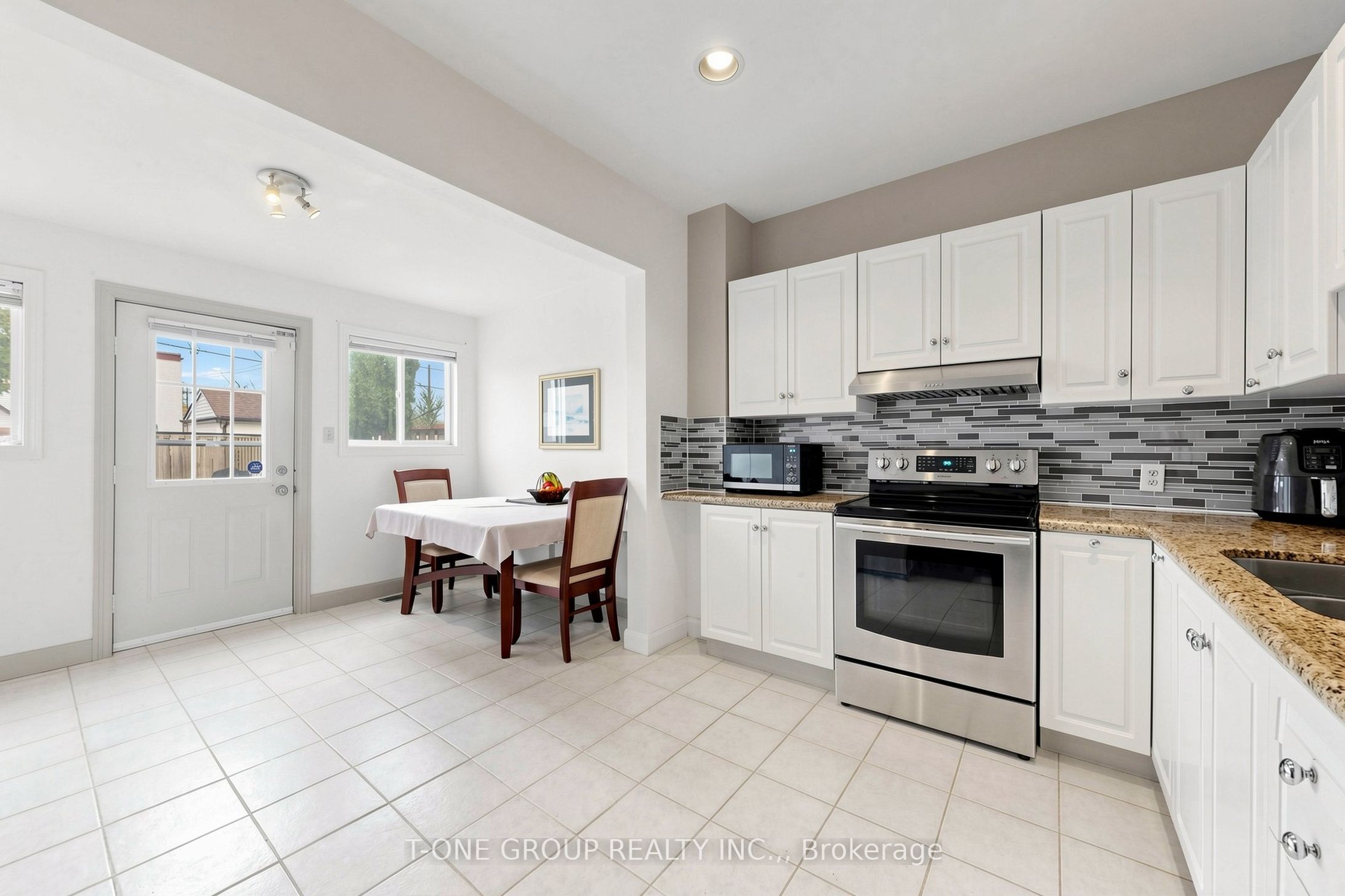 41 Madelaine Avenue, Toronto, ON M1L 2X6 photo 2