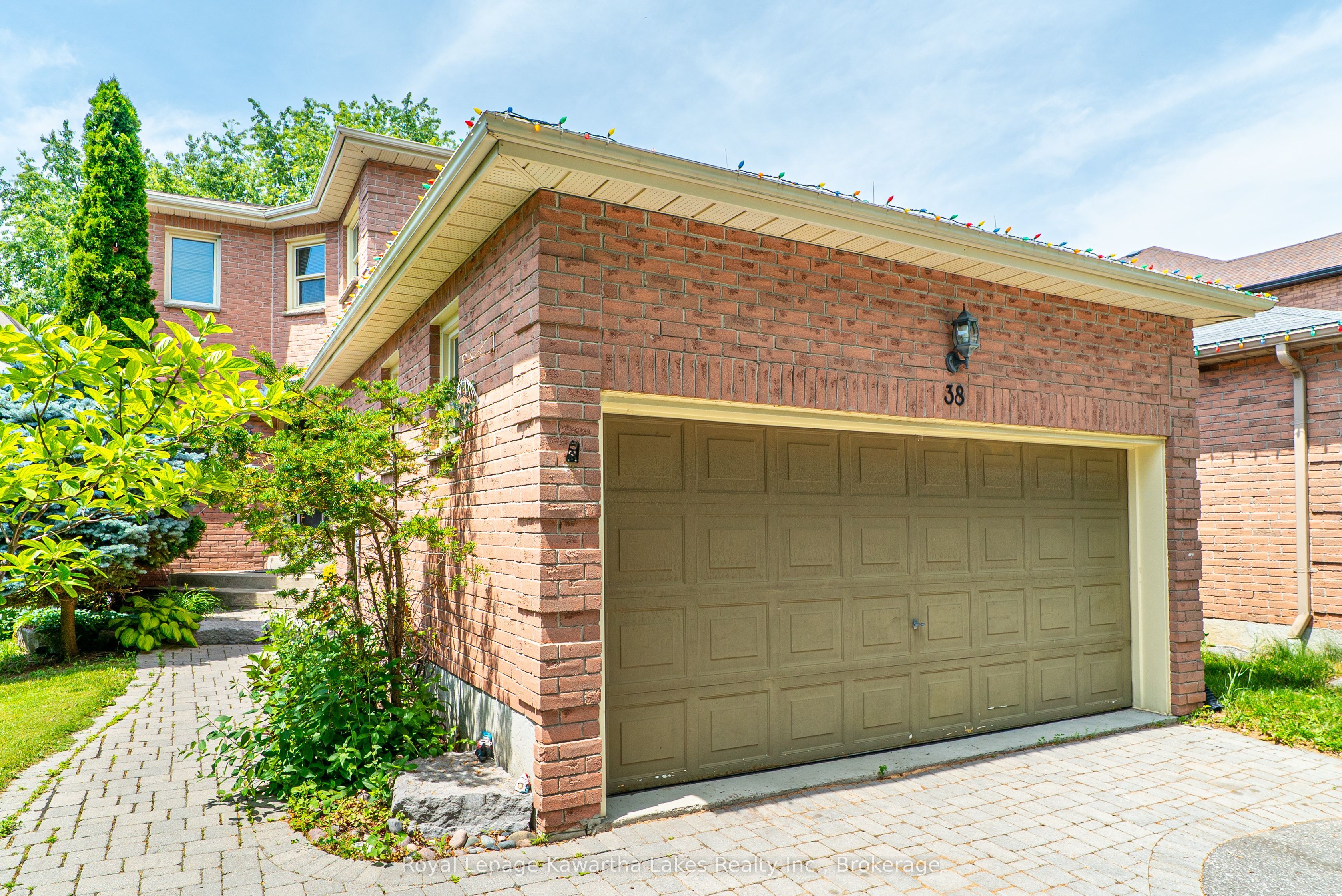 38 Lipton Crescent, Whitby, ON L1R 1W7 photo 2