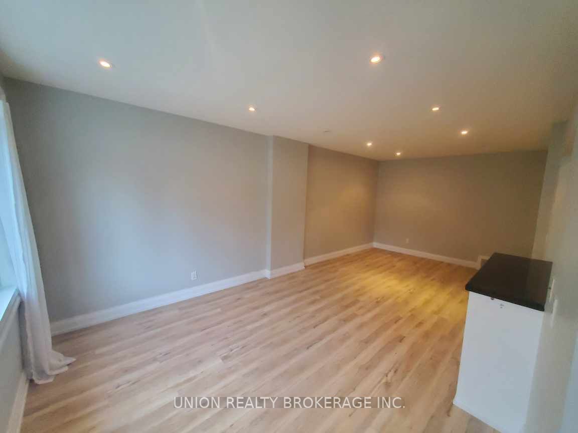 40 Winston Avenue Main, Toronto, ON M1N 1W3 photo 2