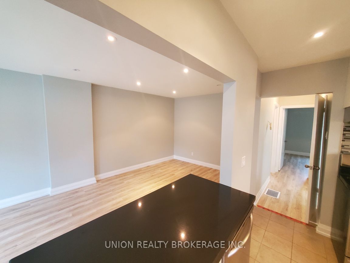 40 Winston Avenue Main, Toronto, ON M1N 1W3 photo 4