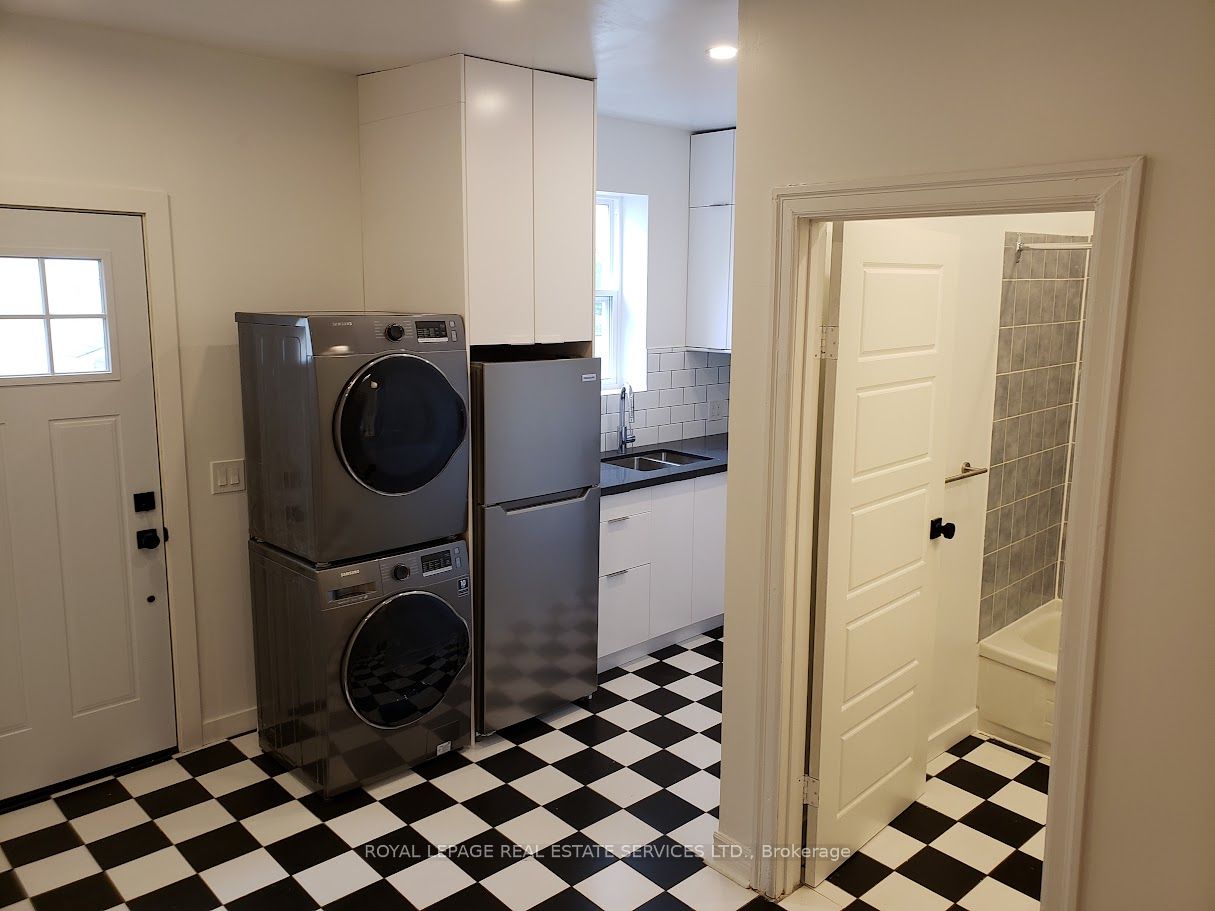 673 Woodbine Avenue 2, Toronto, ON M4E 2J3 photo 2
