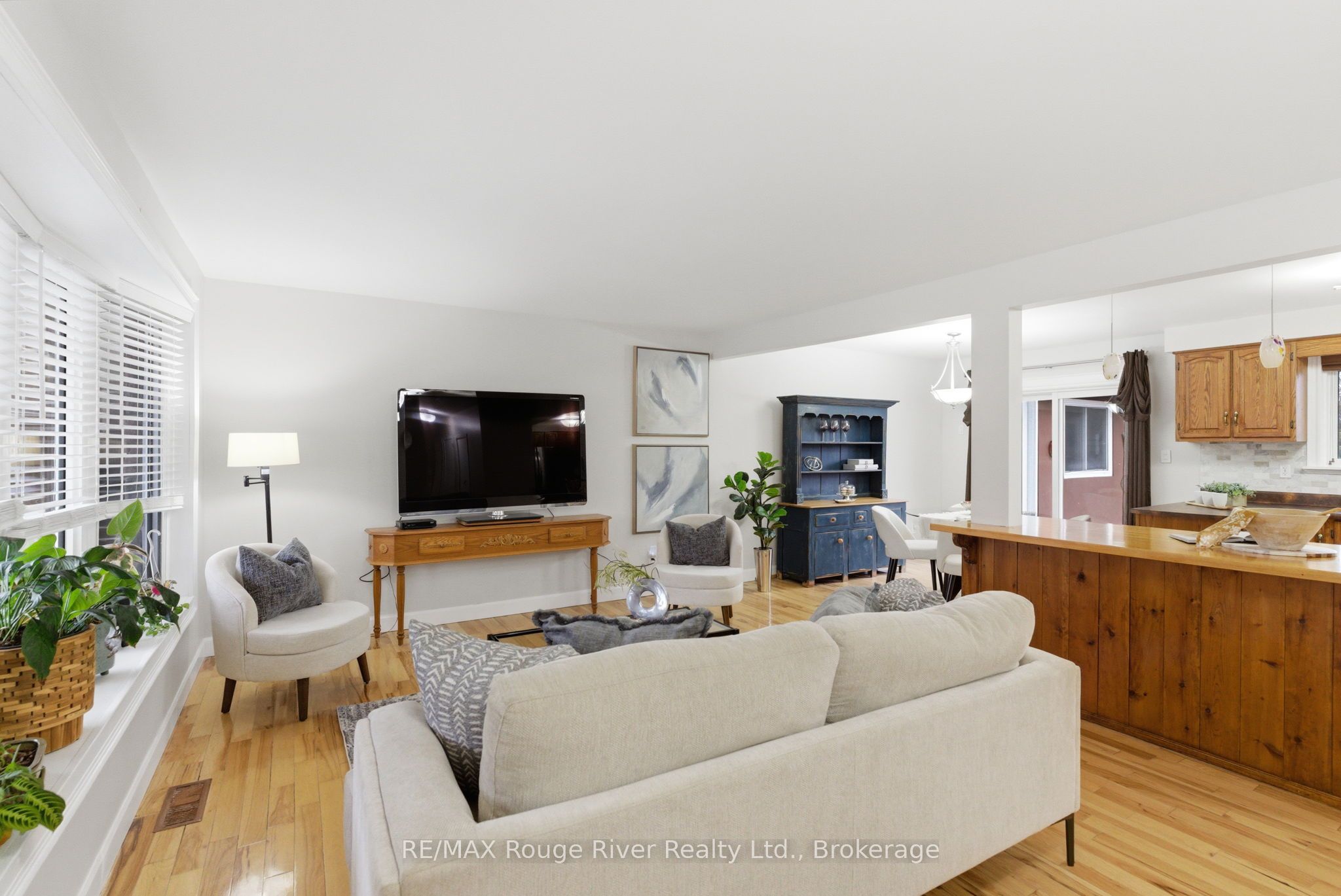 98 Applewood Crescent, Whitby, ON L1N 2E7 photo 3