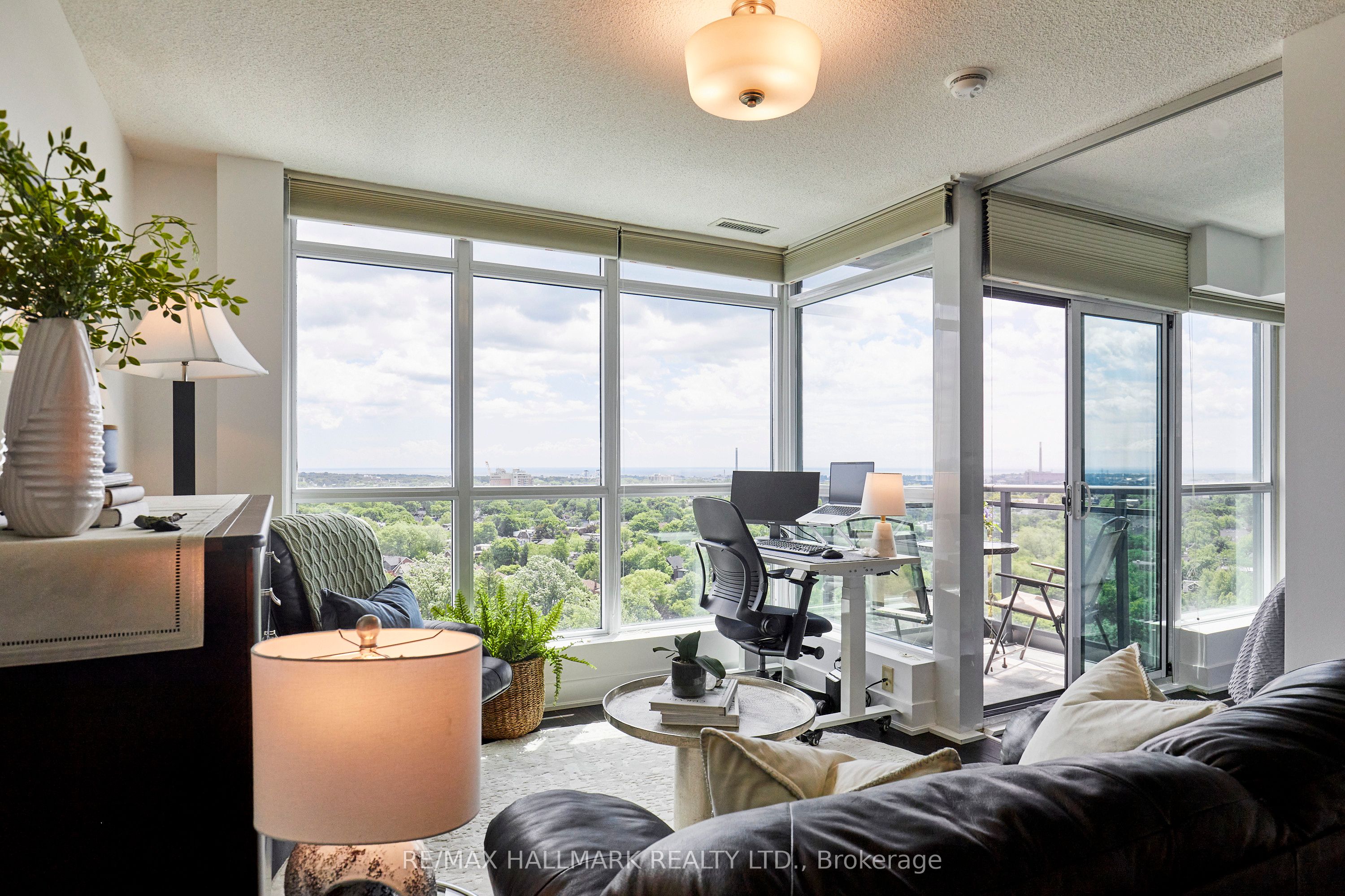 1048 Broadview Avenue 1804, Toronto, ON M4K 2B8 photo 4