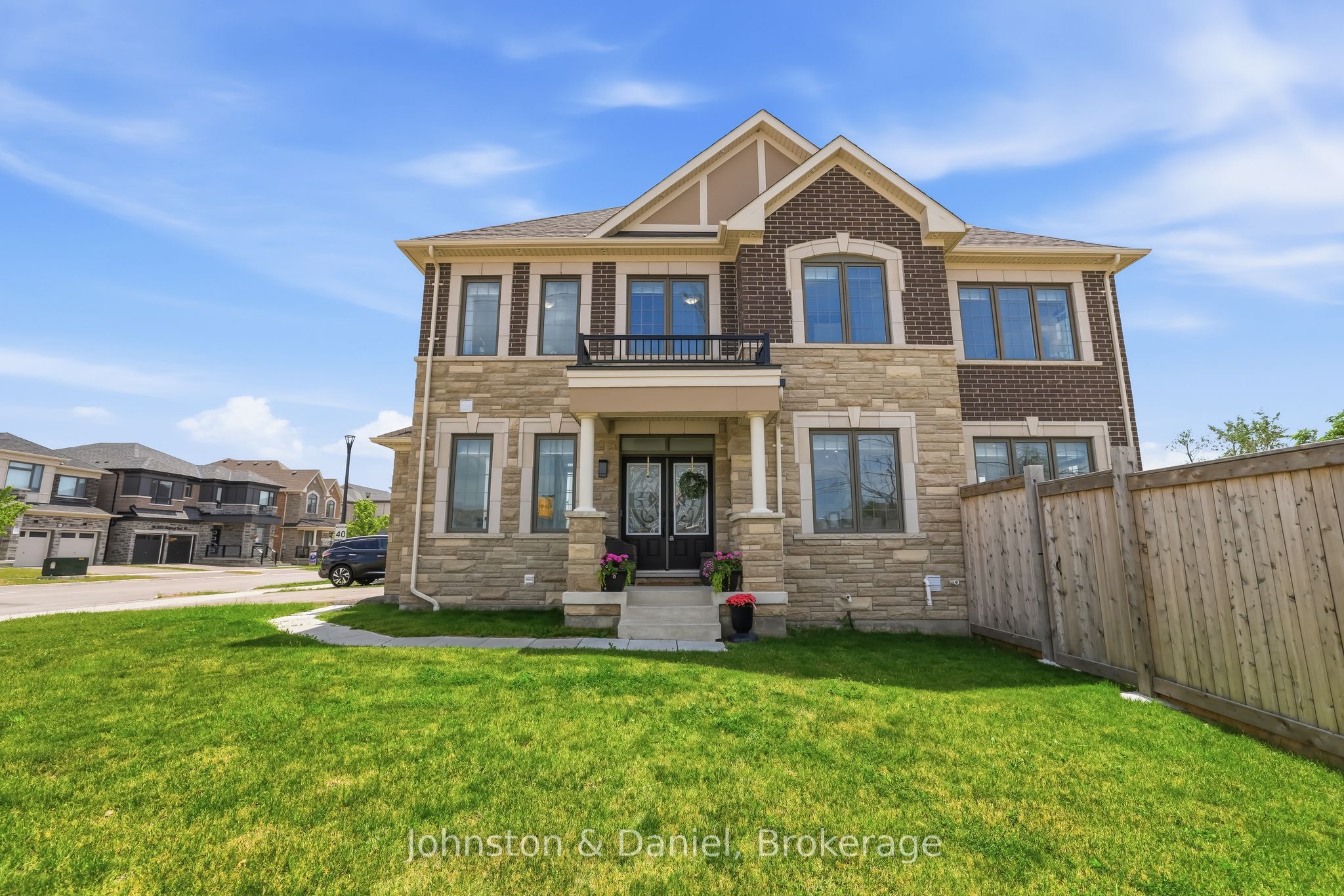 3000 Hollyberry Trail, Pickering, ON L1X 0N5 photo 2