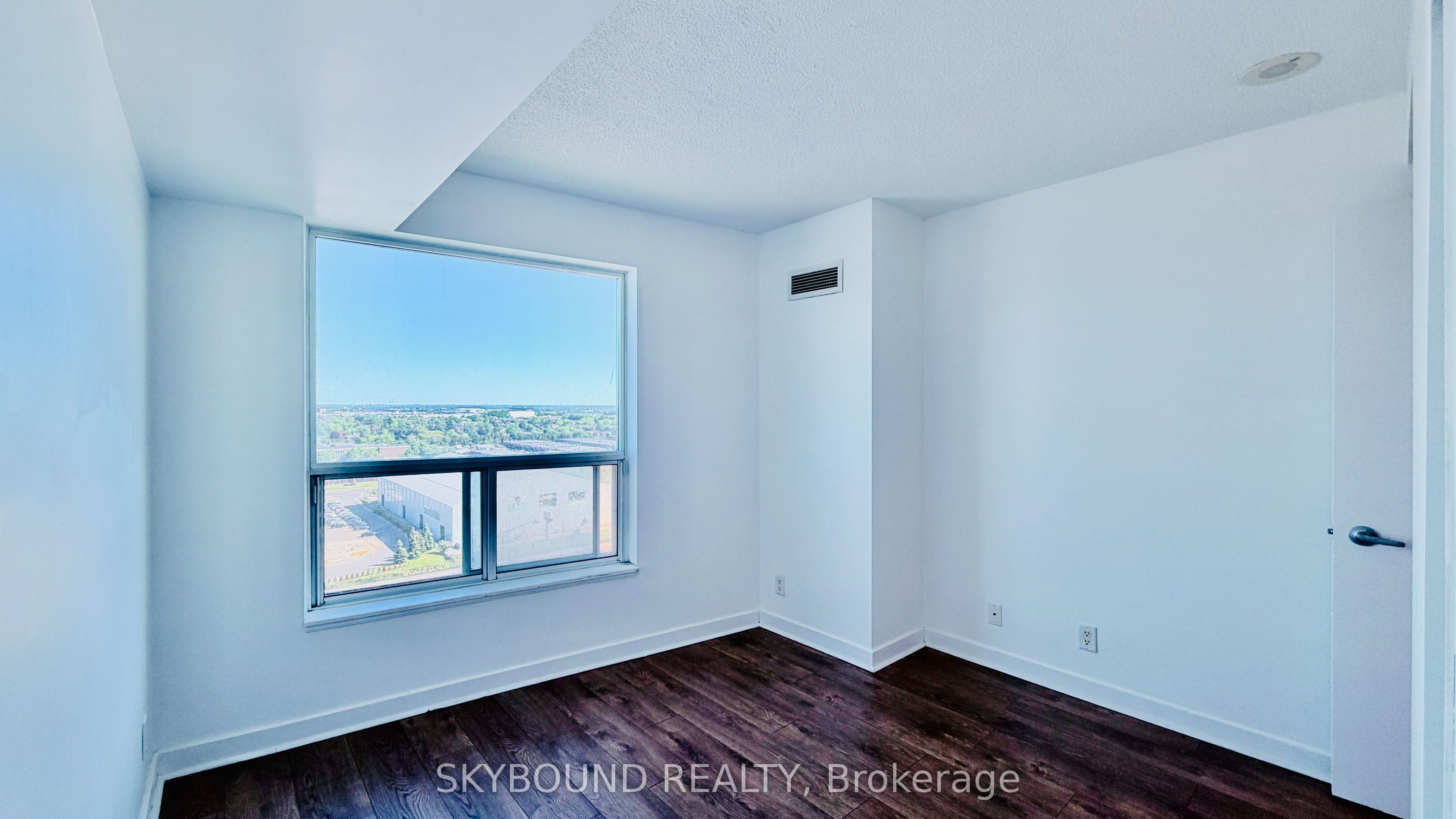 38 Lee Centre Drive 1702, Toronto, ON M1H 3J7 photo 3