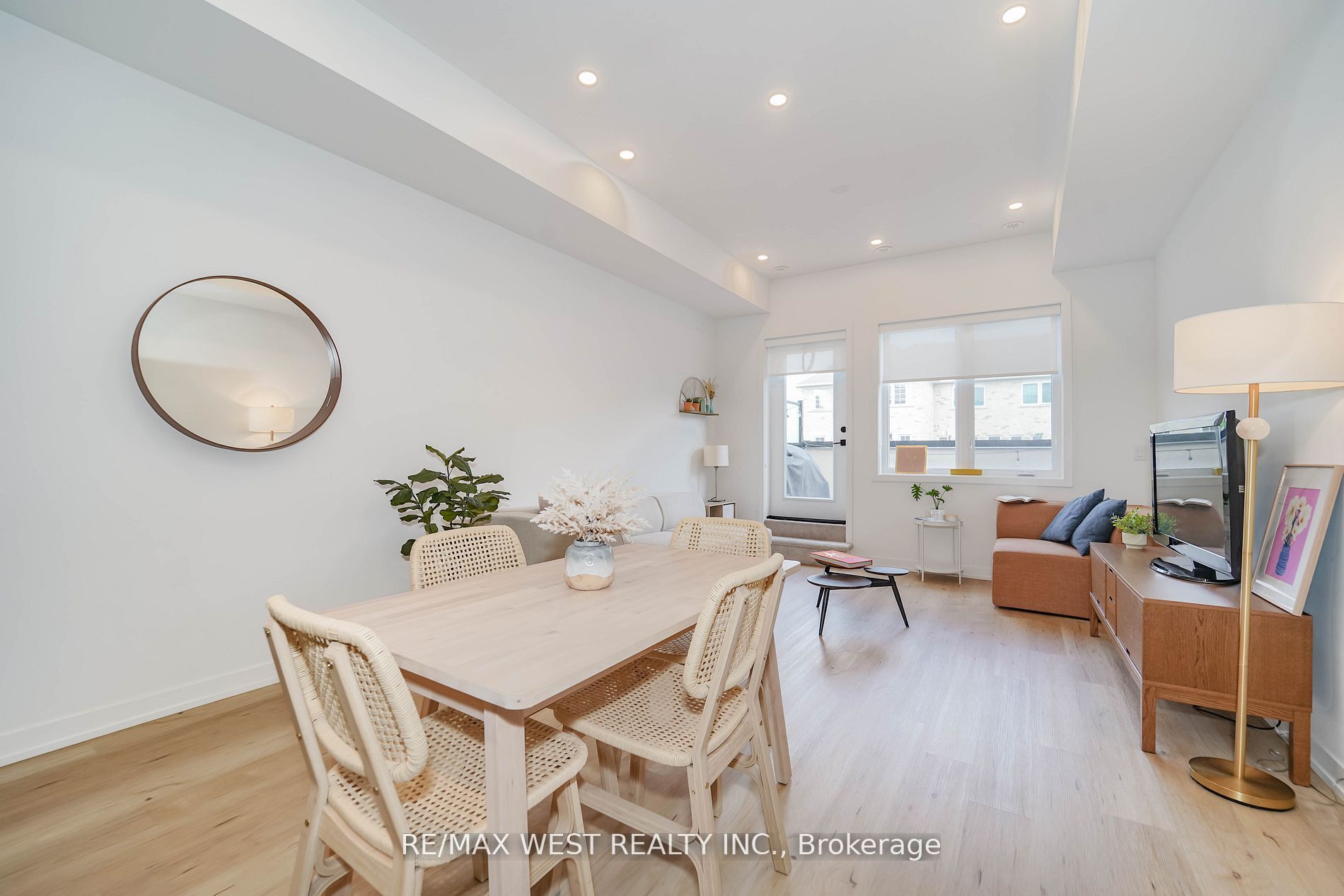3686 St Clair Avenue E 110, Toronto, ON M1M 0E4 photo 3