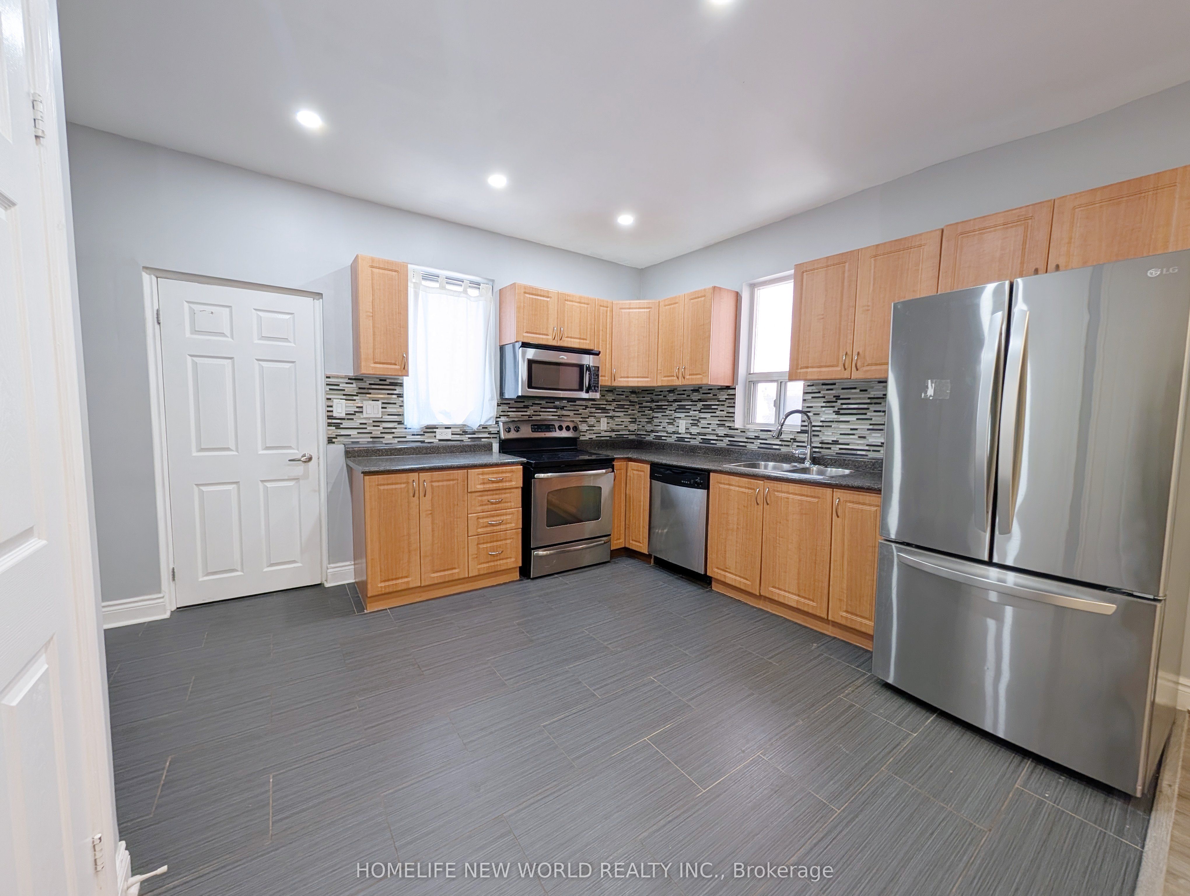 252 Greenwood Avenue 1, Toronto, ON M4L 2R3 photo 2