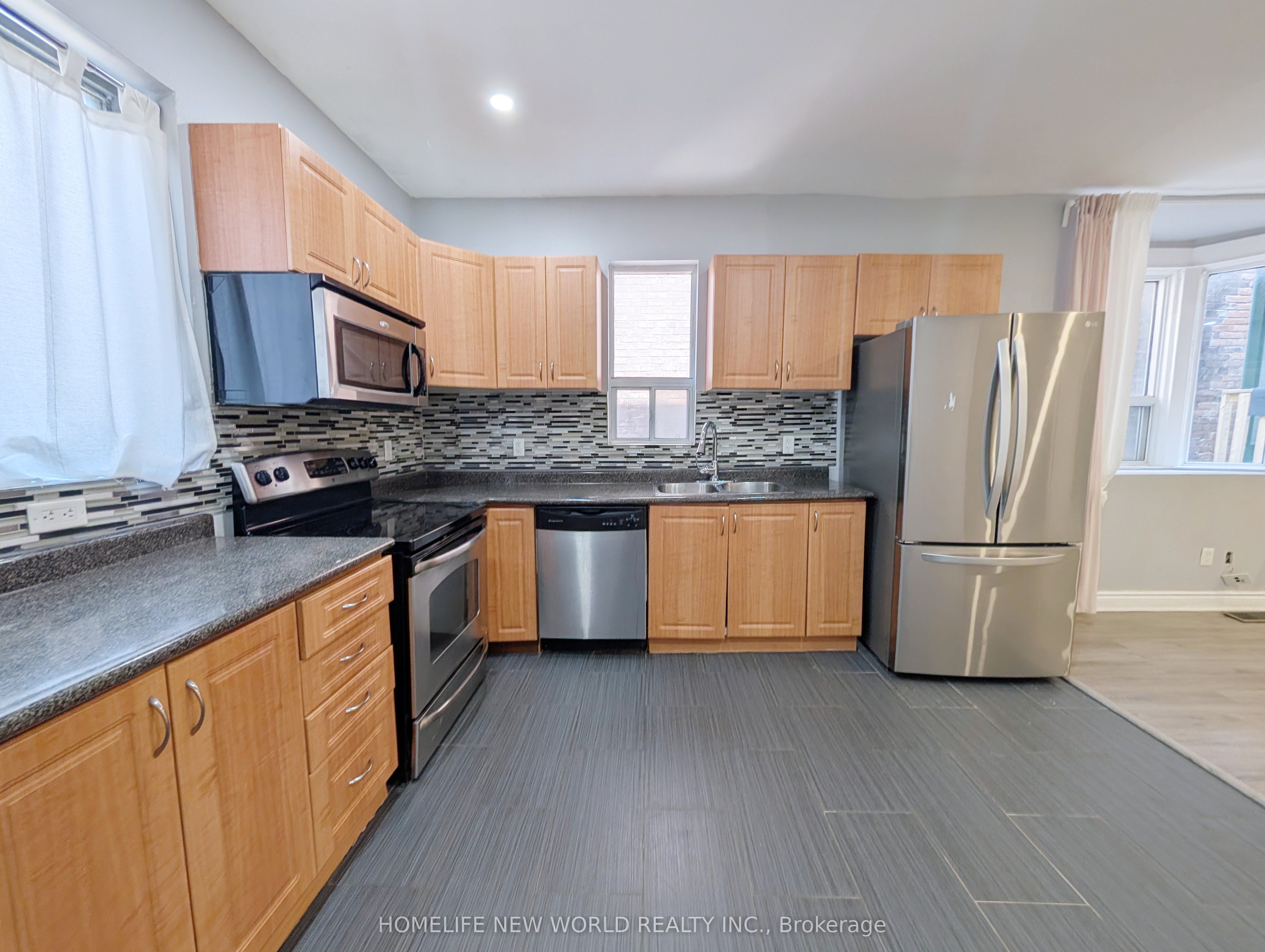 252 Greenwood Avenue 1, Toronto, ON M4L 2R3 photo 3