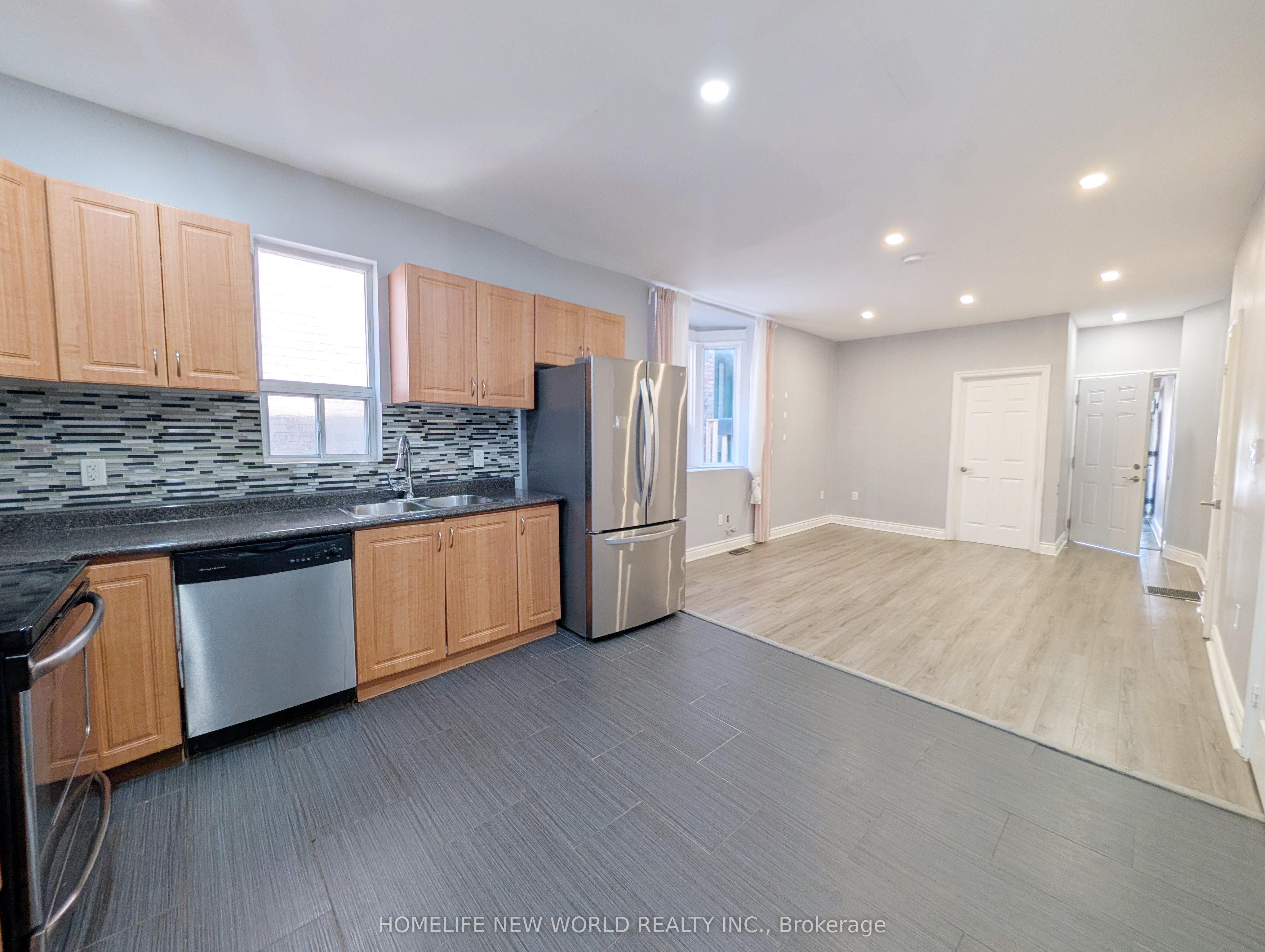 252 Greenwood Avenue 1, Toronto, ON M4L 2R3 photo 4