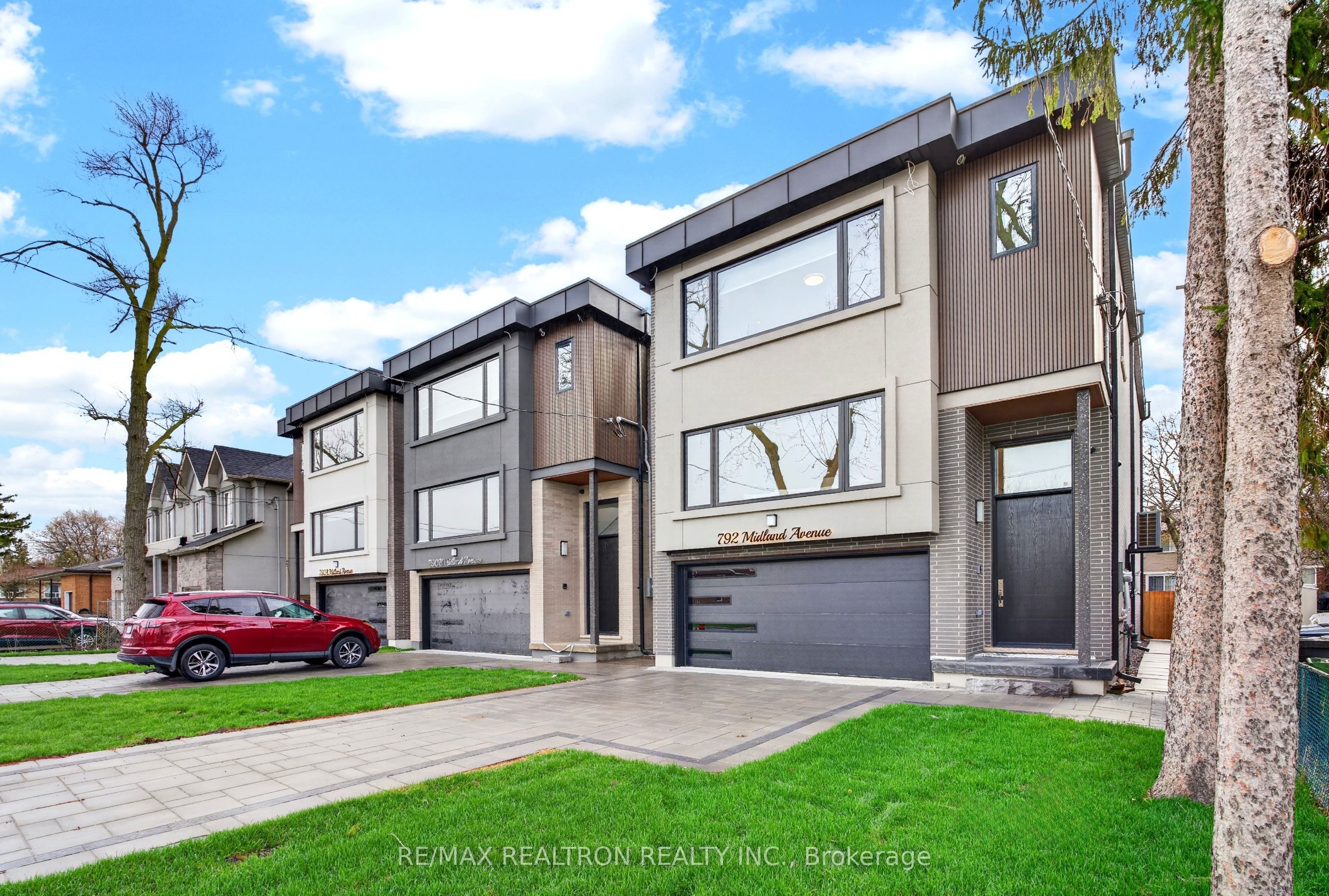 792 Midland Avenue, Toronto, ON M1K 4E7 photo 2