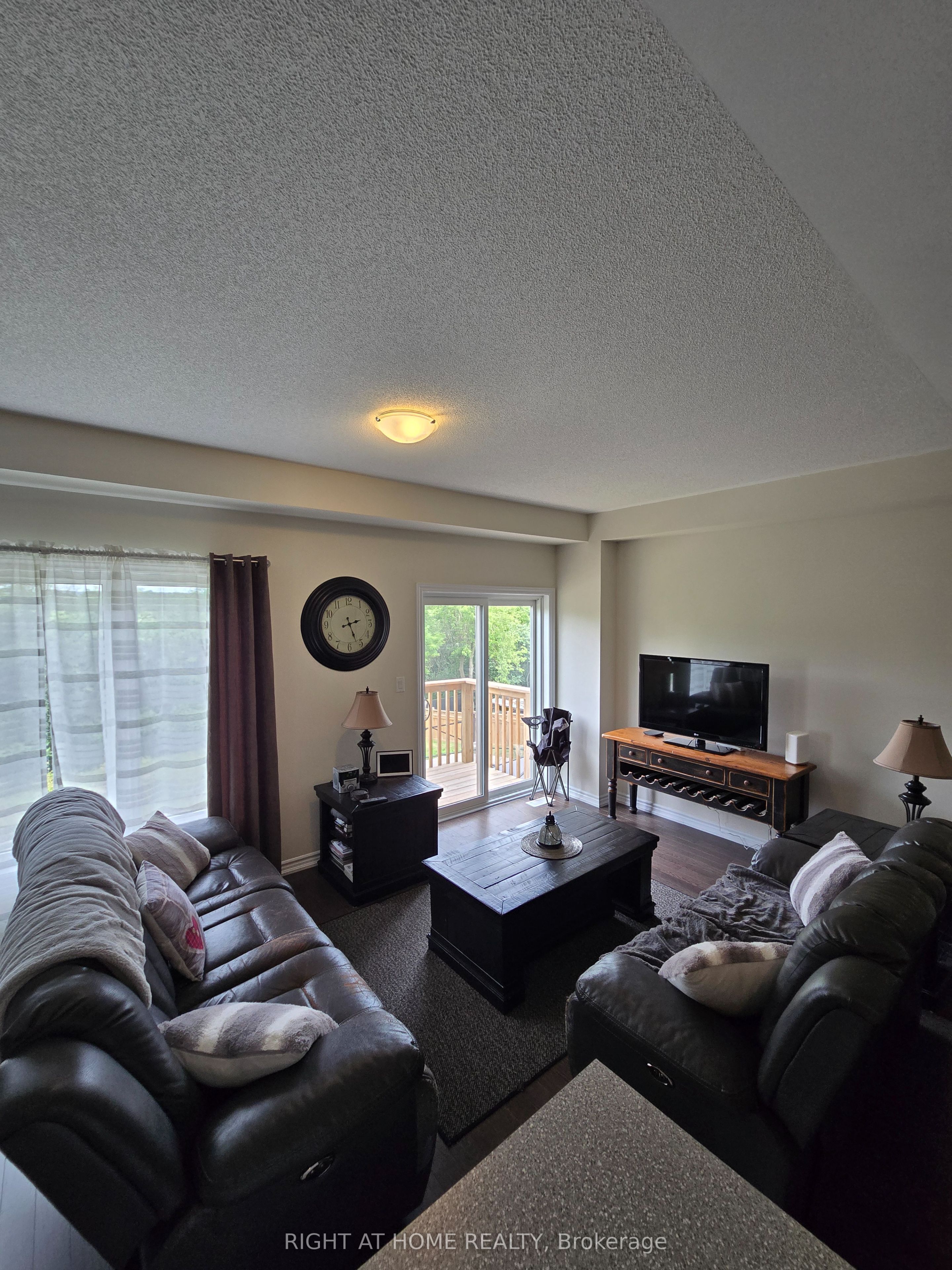 98 NW Senay Circle NW, Clarington, ON L1E 0G9 photo 3