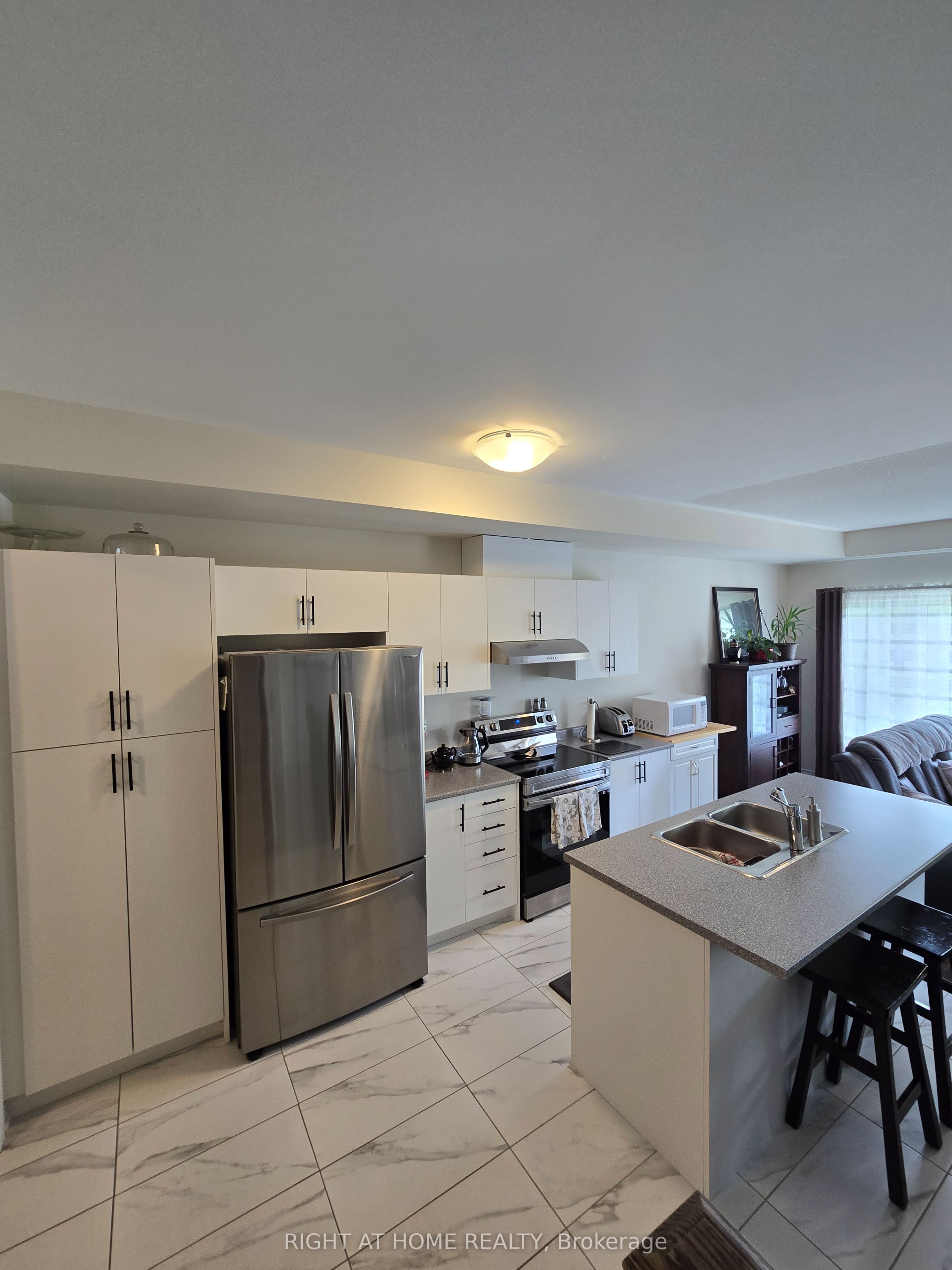 98 NW Senay Circle NW, Clarington, ON L1E 0G9 photo 5