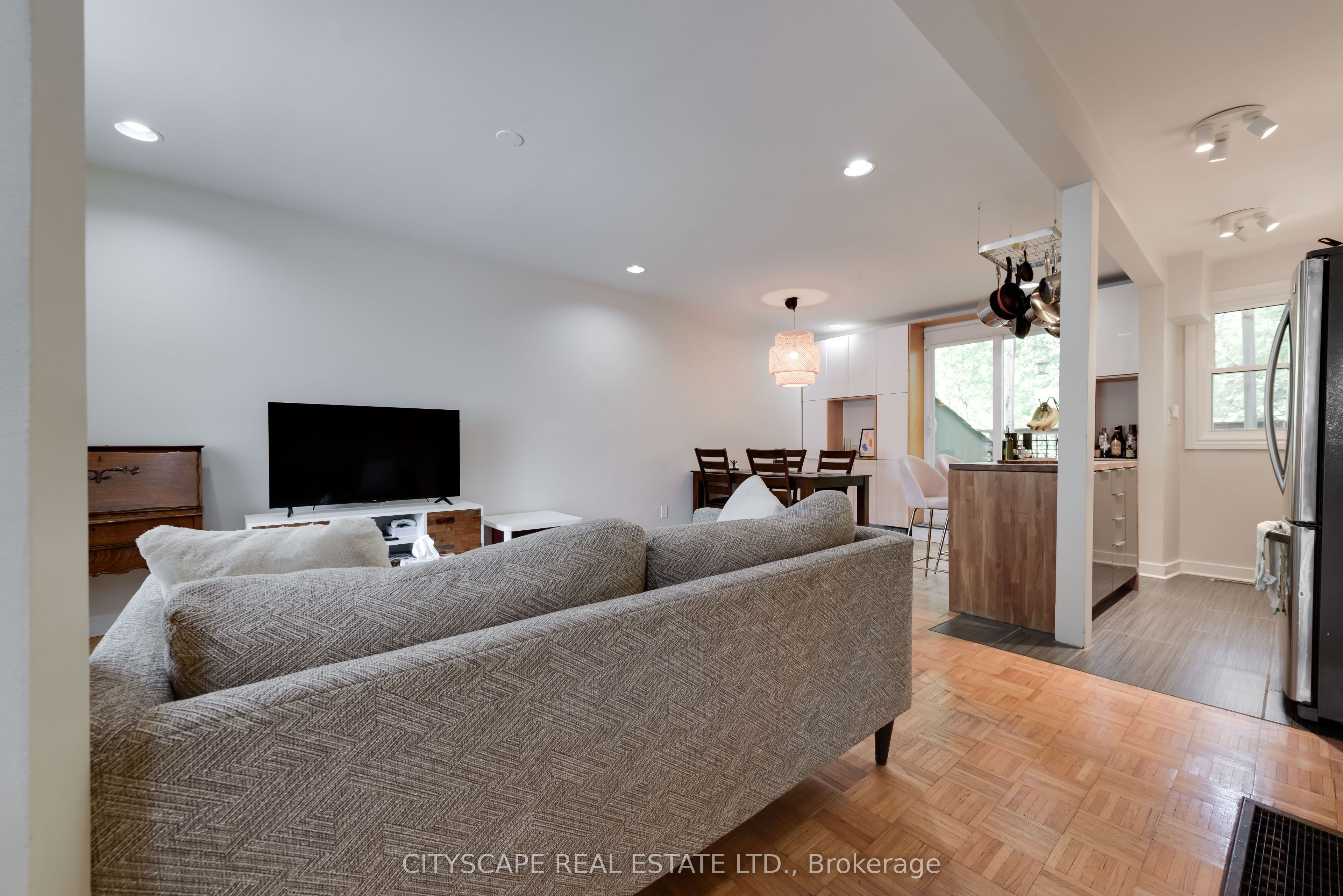 193 Coxwell Avenue Upper, Toronto, ON M4L 3B4 photo 2
