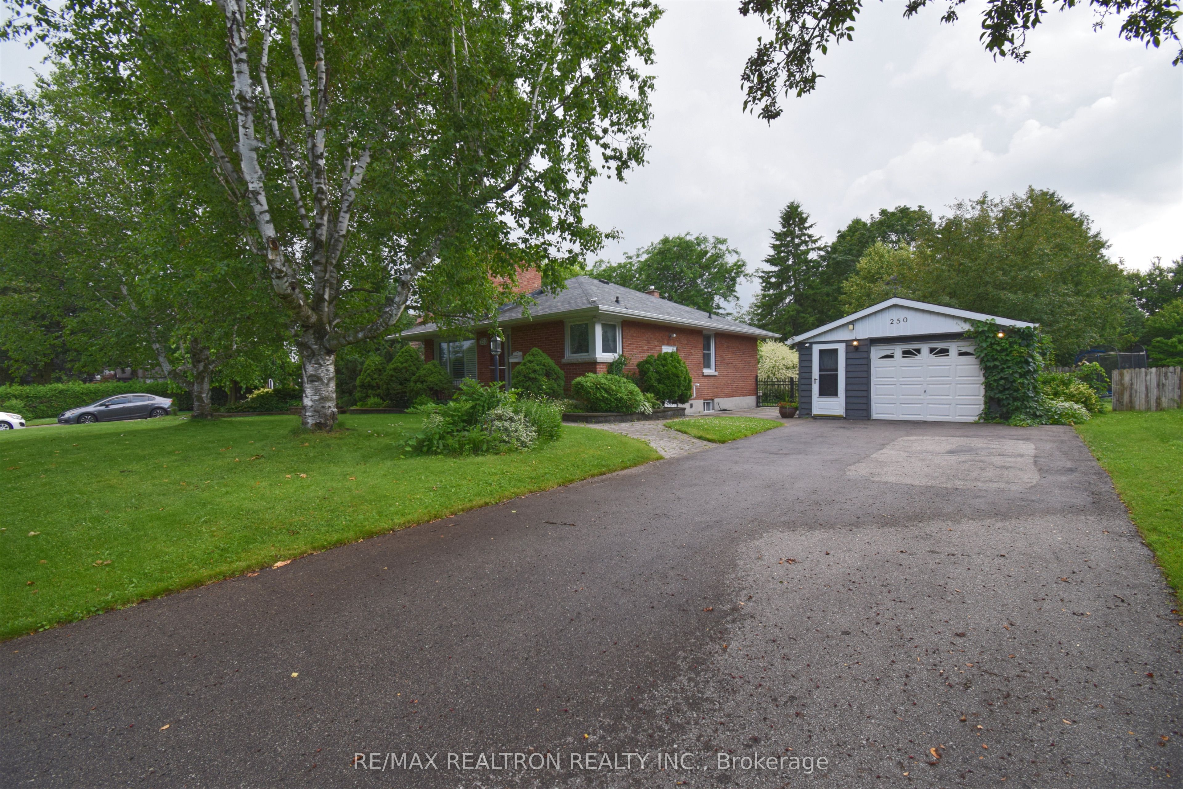 250 Meadow Road, Whitby, ON L1N 3K2 photo 2