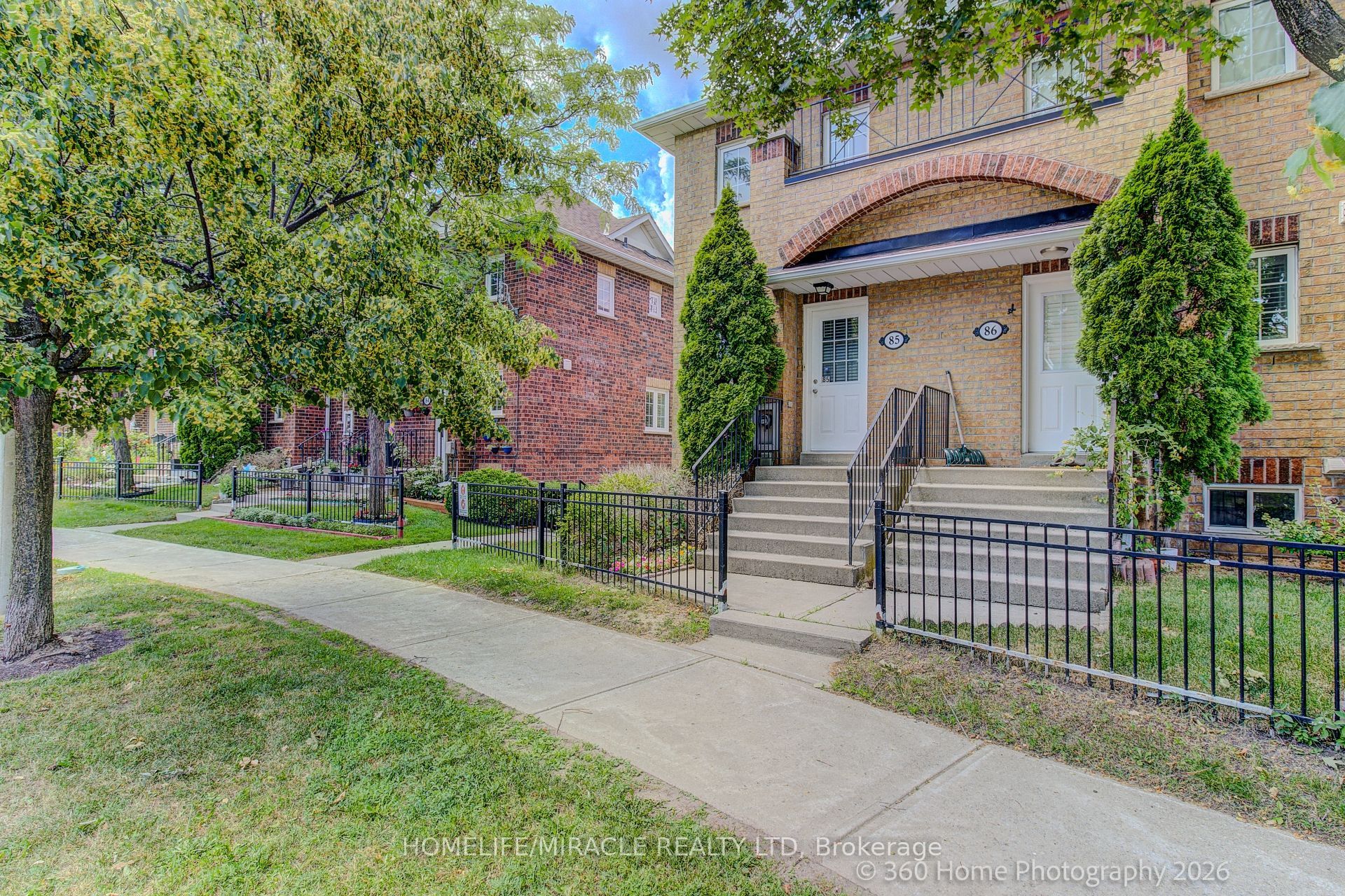 2 Hedge End Road 85, Toronto, ON M1B 5Z8
