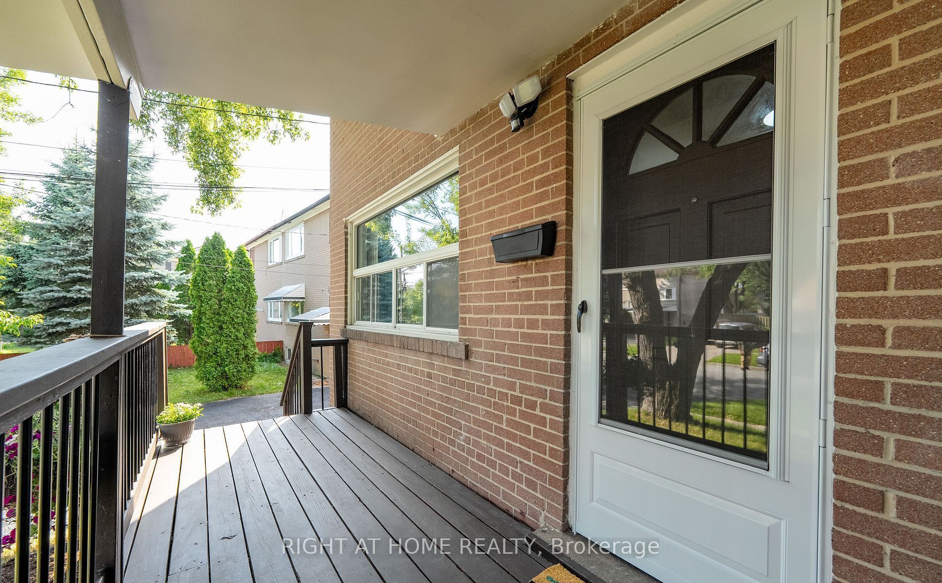 126 Celeste Drive Main, Toronto, ON M1E 2V1 photo 2