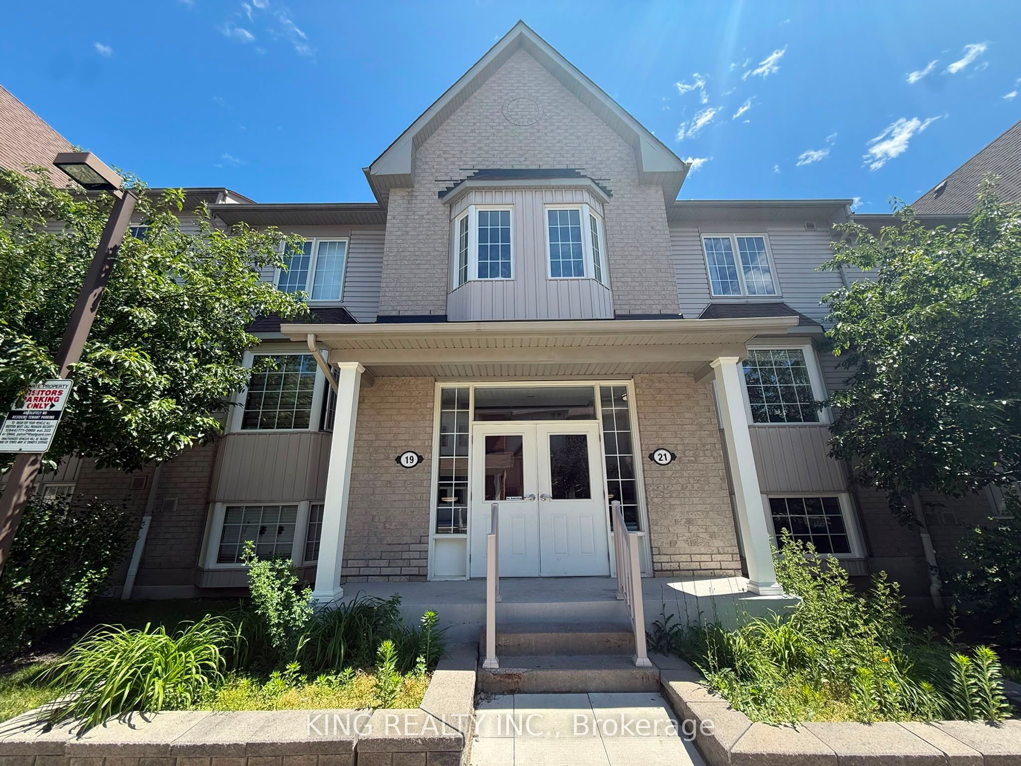 19 Petra Way 1, Whitby, ON L1R 0A6